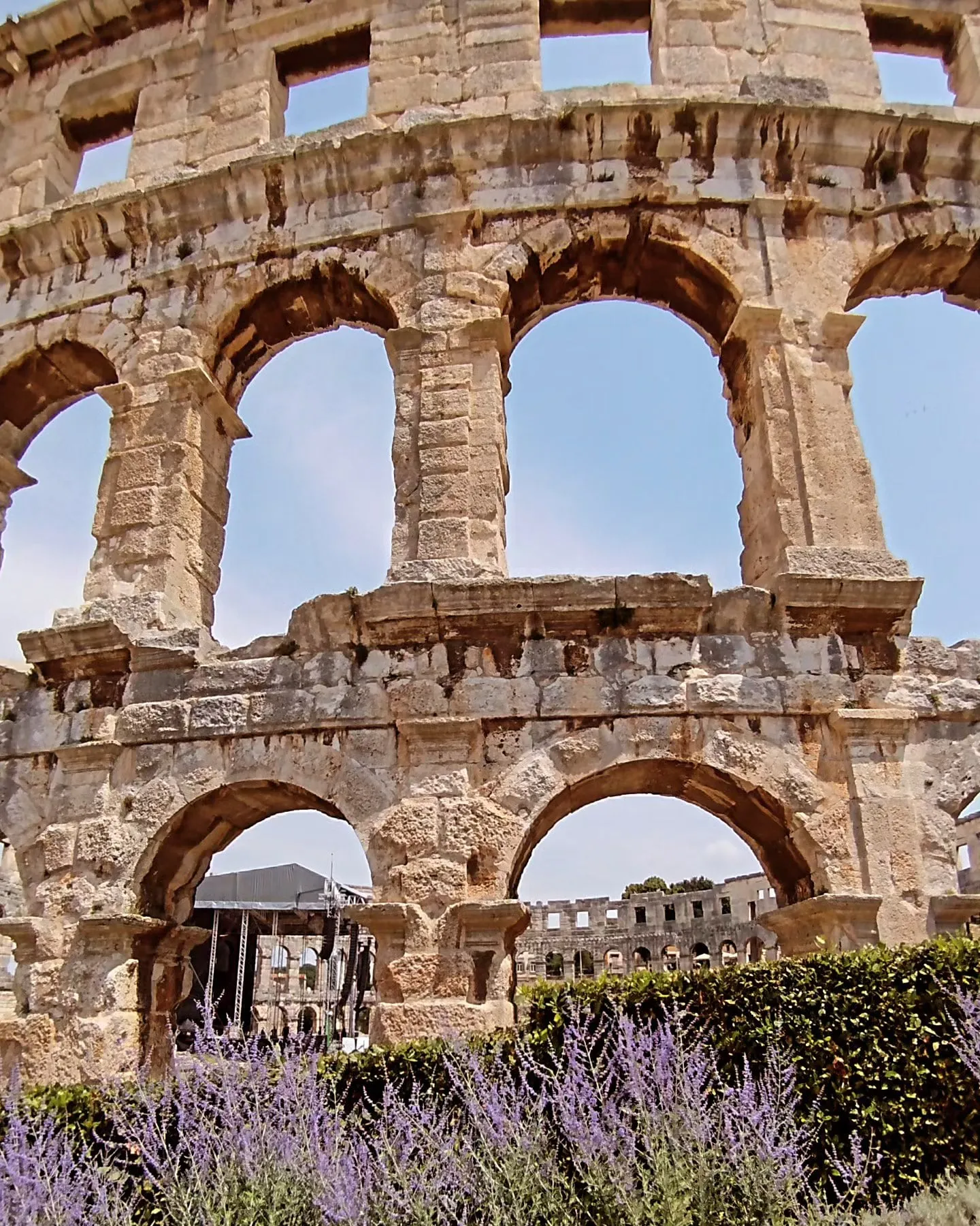 Die Bögen der Arena von Pula
