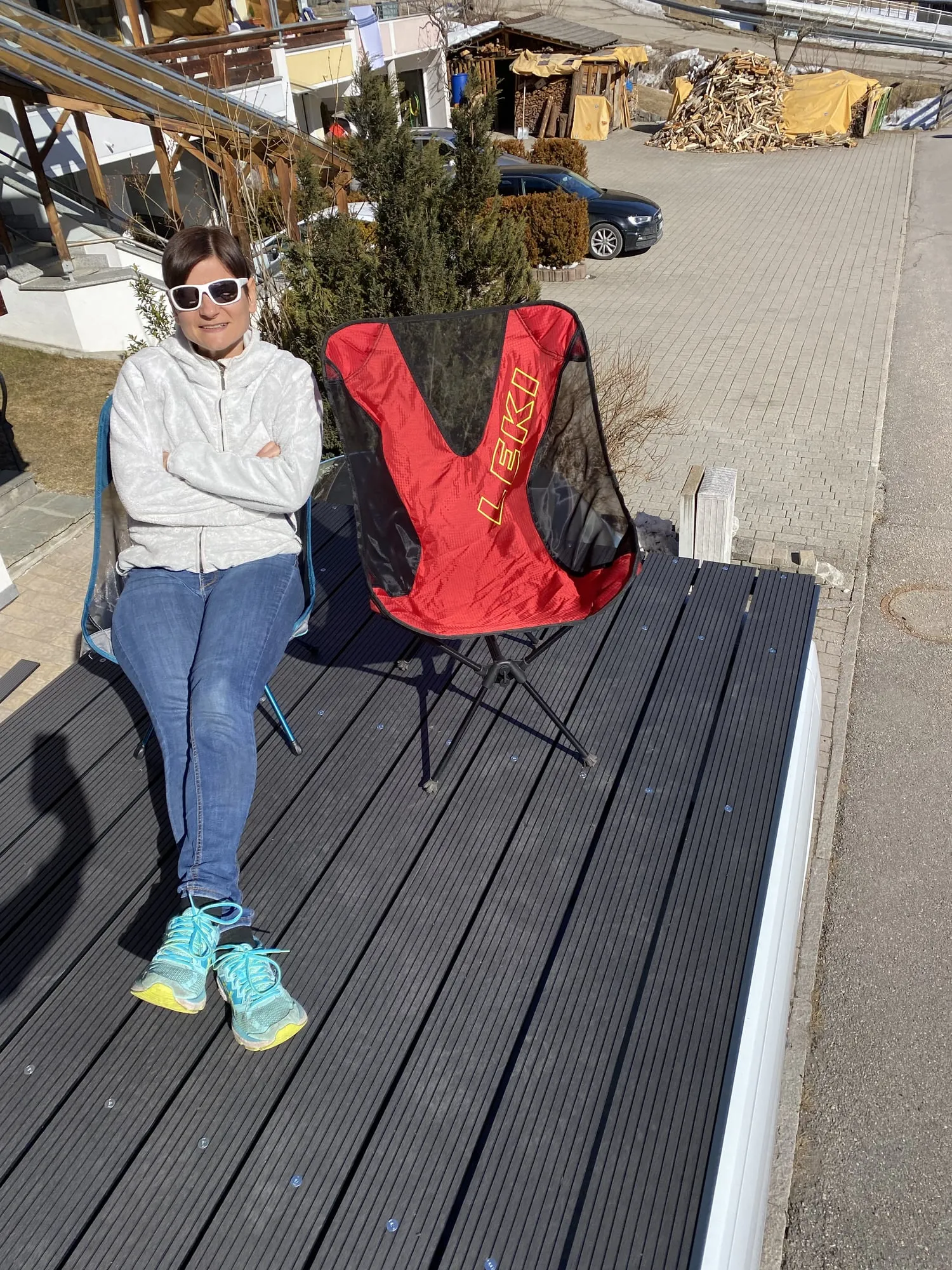 Edith testet die Dachterrasse mit Campingstuhl