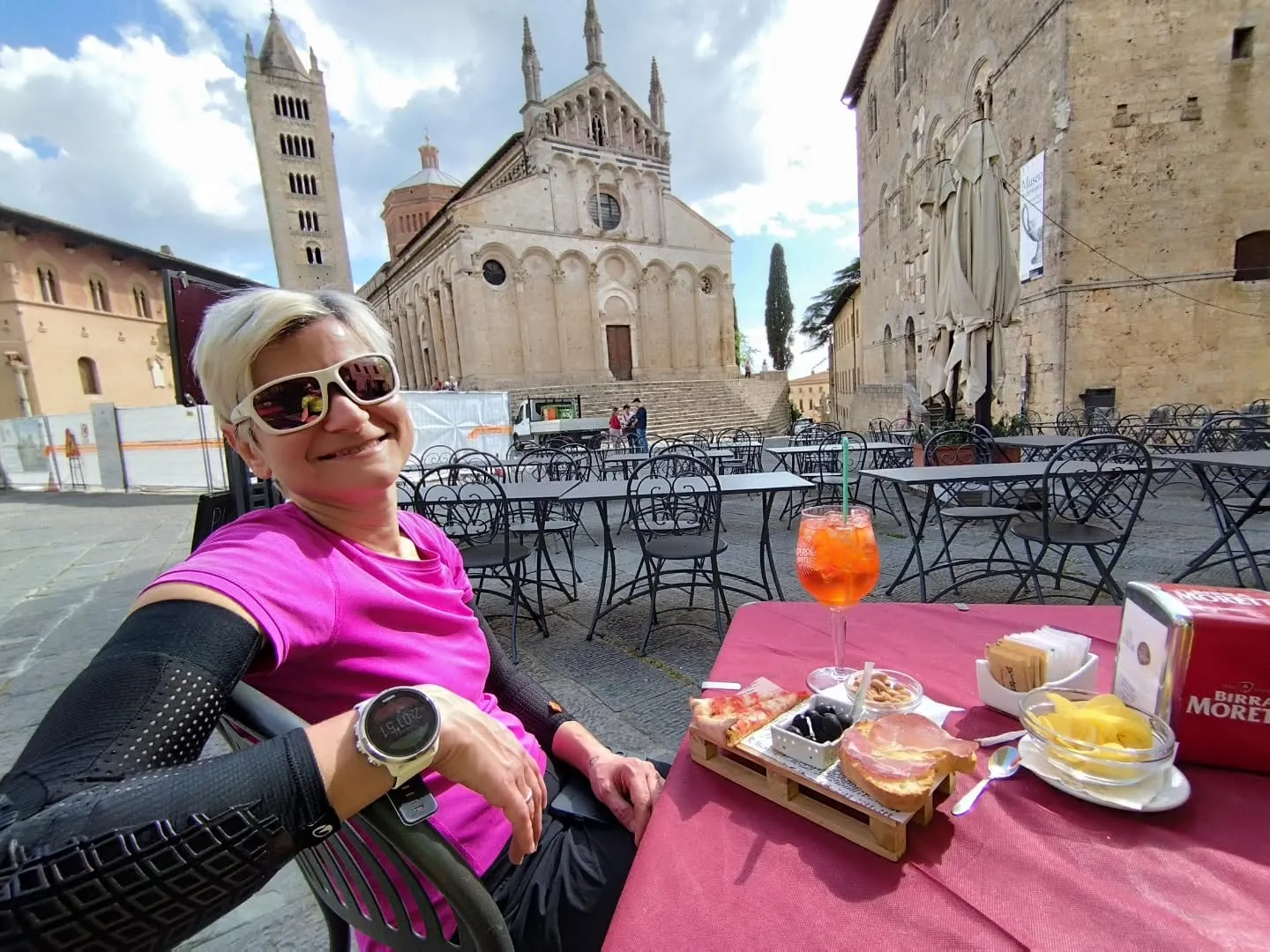 Aperol Spritz auf der Piazza vor dem Dom von Massa Marittima