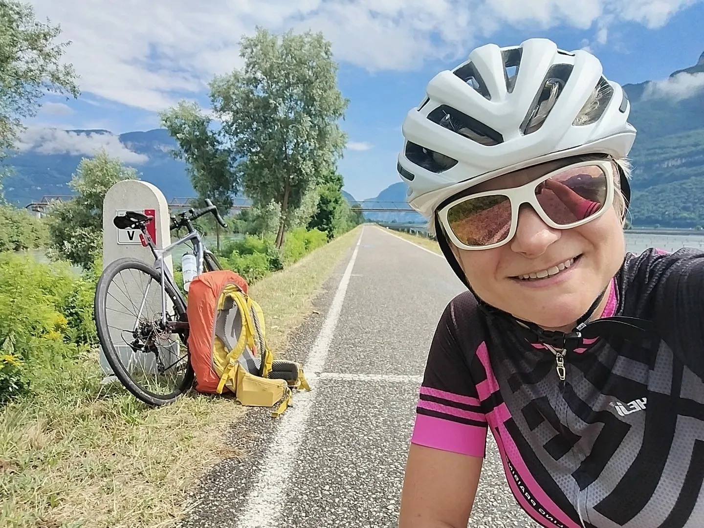 Edith macht eine Pause am Radweg