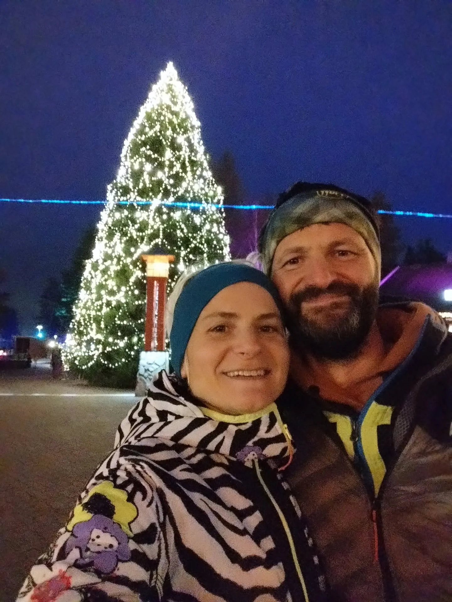Selfie vor dem großen Weihnachtsbaum im Weihnachtsmanndorf
