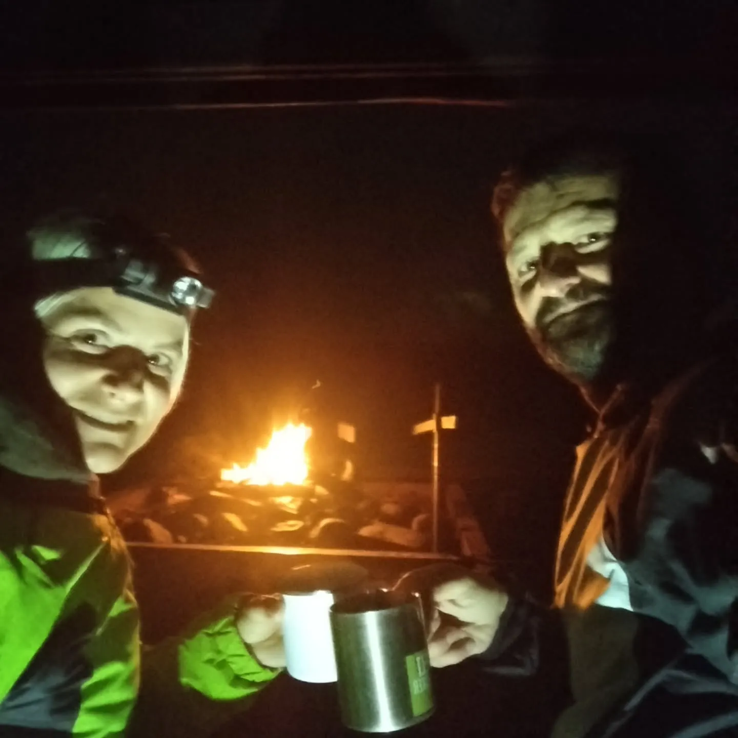 Manni und Edith mit Glühwein am Lagerfeuer