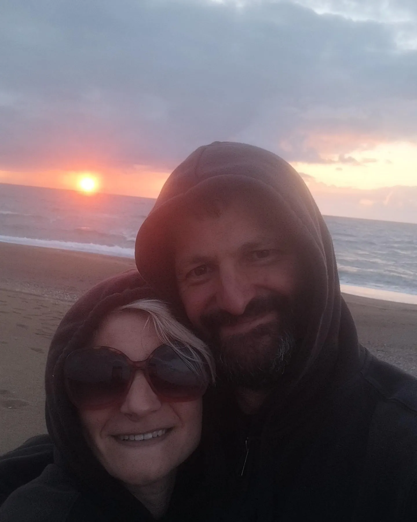 Manni und Edith im Sonnenuntergang am Strand