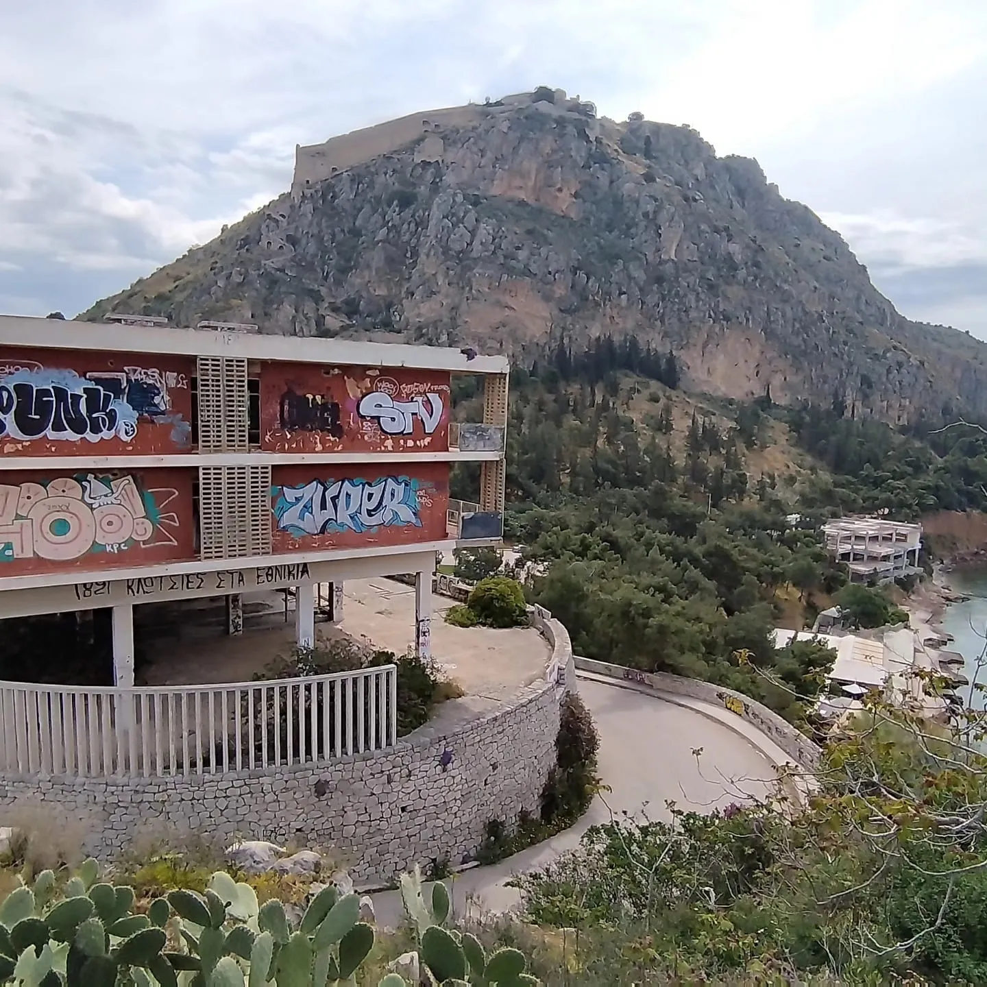 Das verlassene Hotel Xenia vor der Festung Palamidi