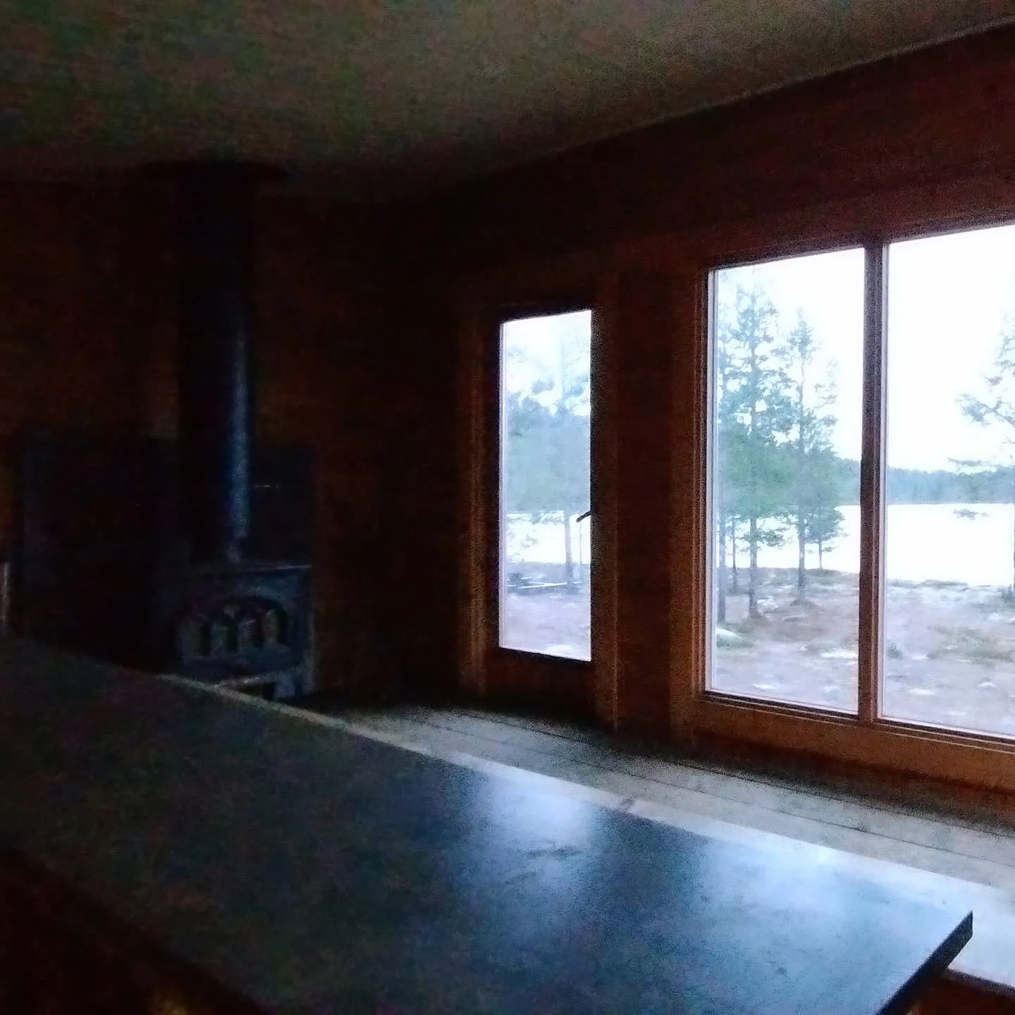 Die offene Wildnishütte am See mit Ofen