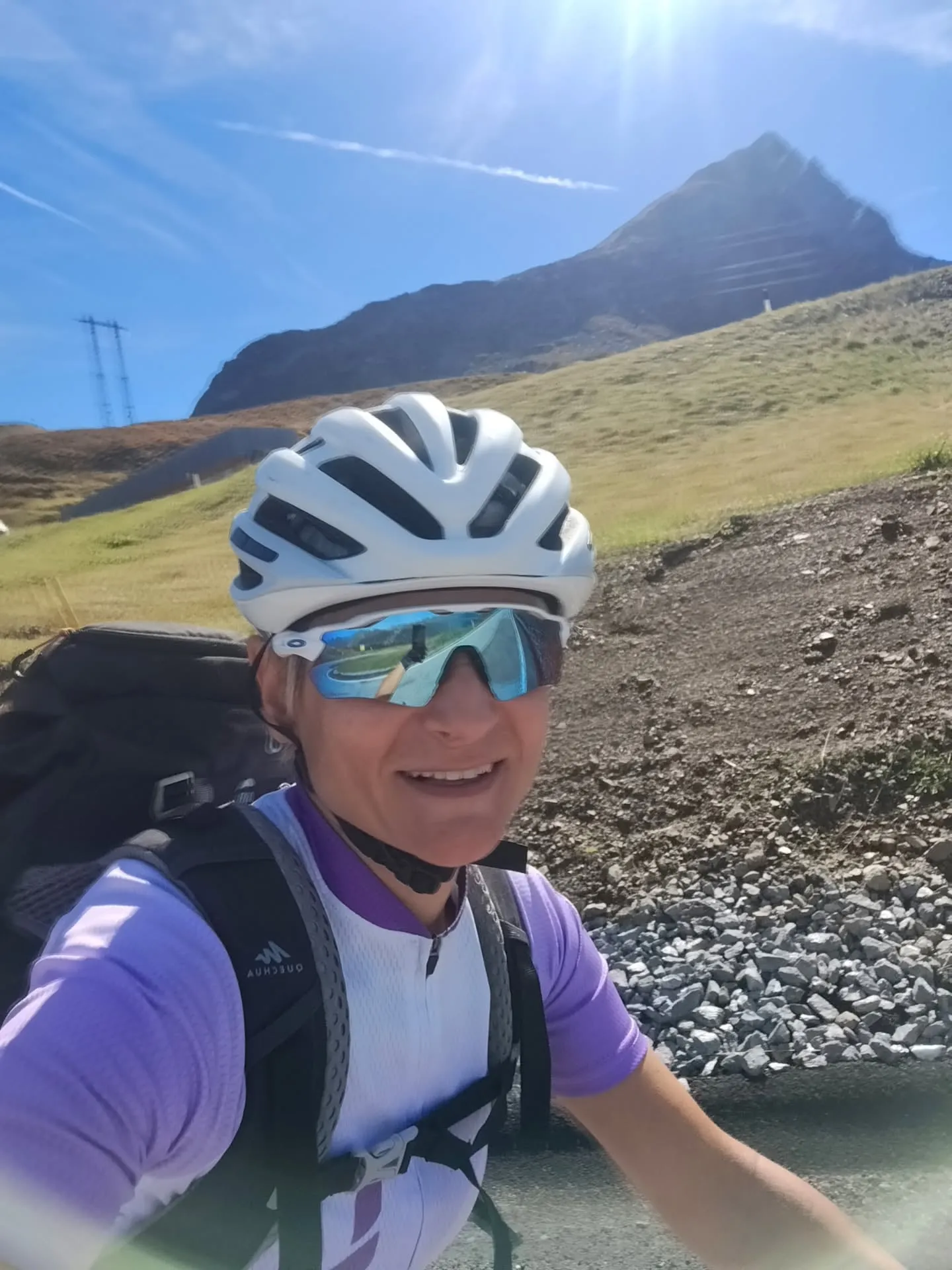 Selfie mit Bergpanorama auf dem Weg nach oben