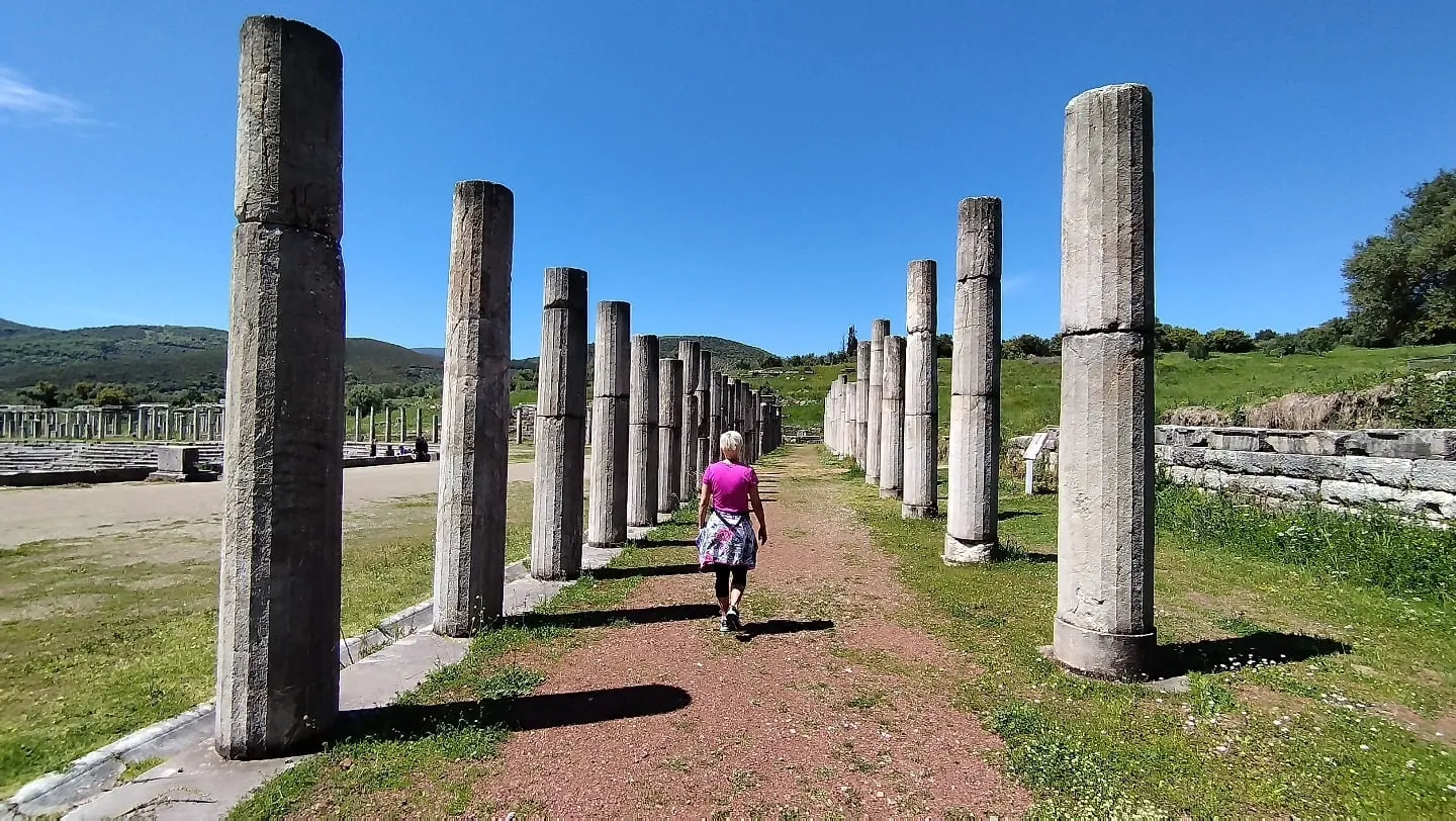 Edith in der Säulenallee von Messene