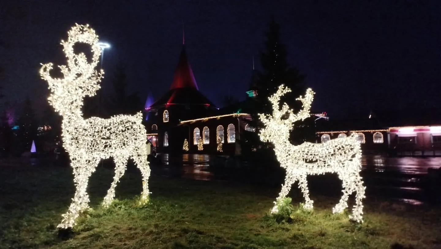 Leuchtende Rentier-Figuren im Weihnachtsmanndorf