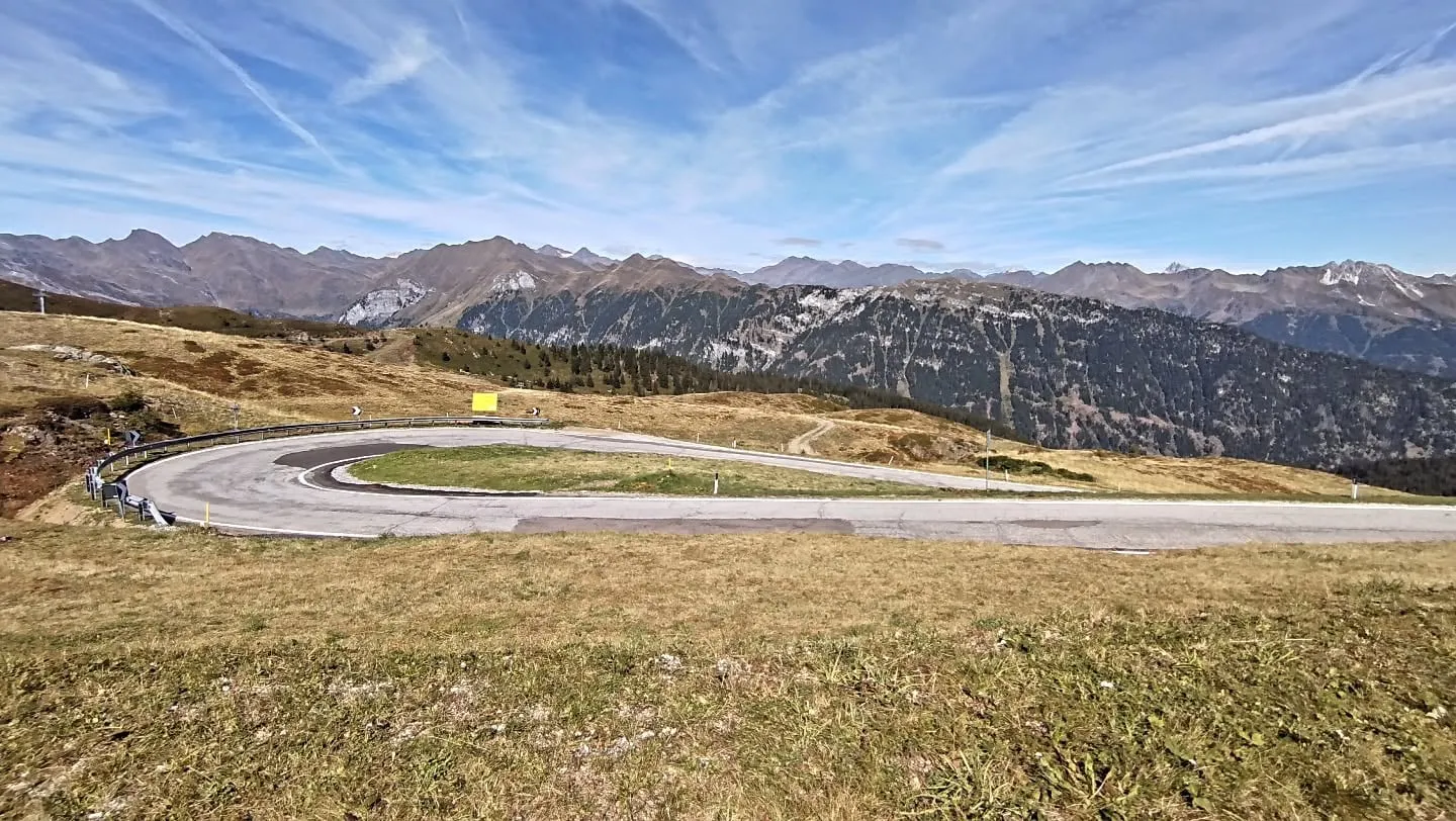 Die Kehren der Passstraße von oben
