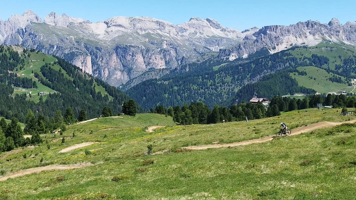 Weite Almwiesen unter den Dolomitenwänden
