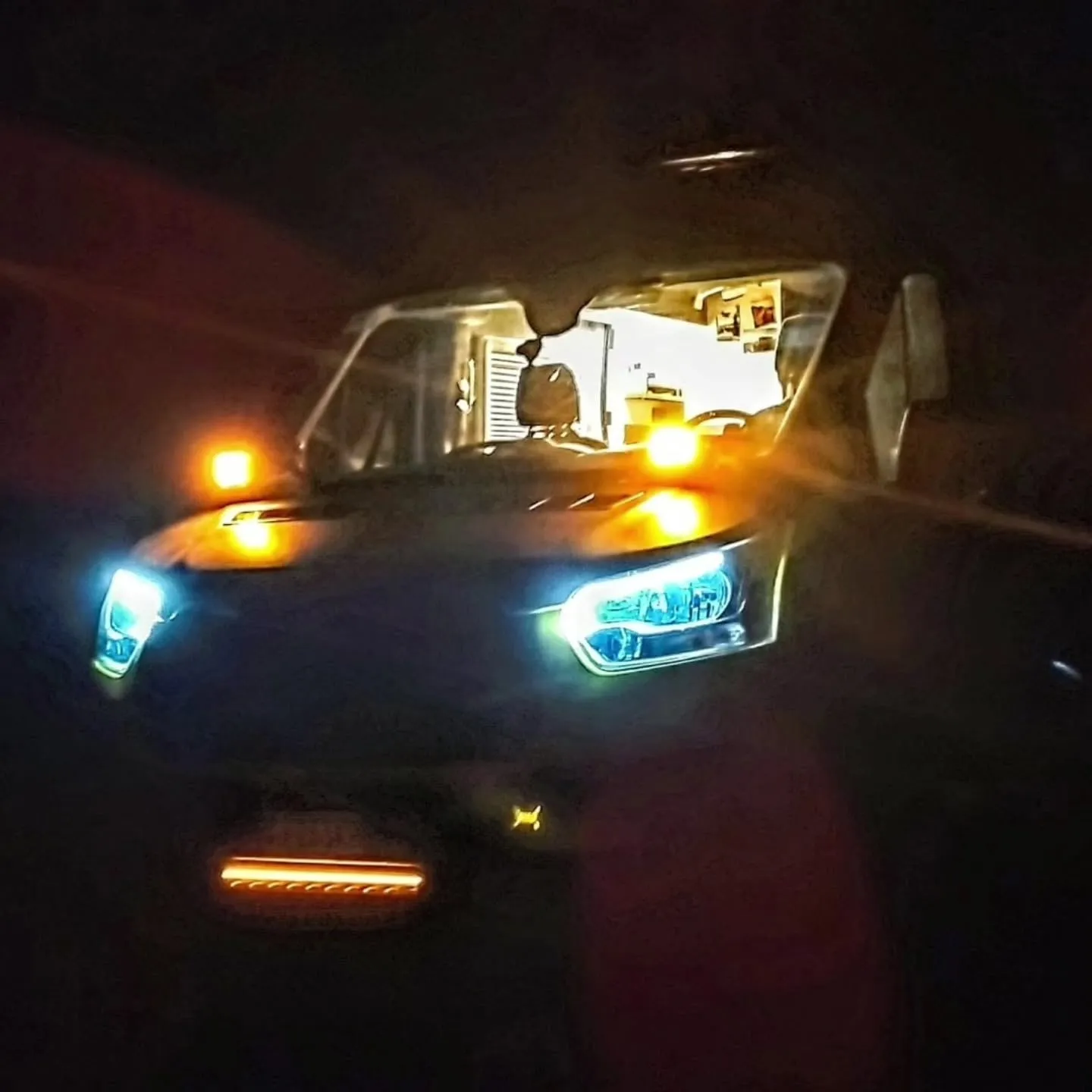 Der Van mit den neuen LED-Scheinwerfern bei Nacht