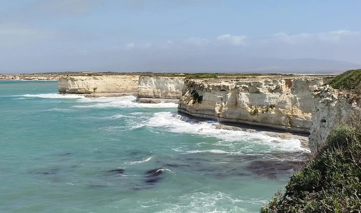 Steilküste mit türkisem Wasser