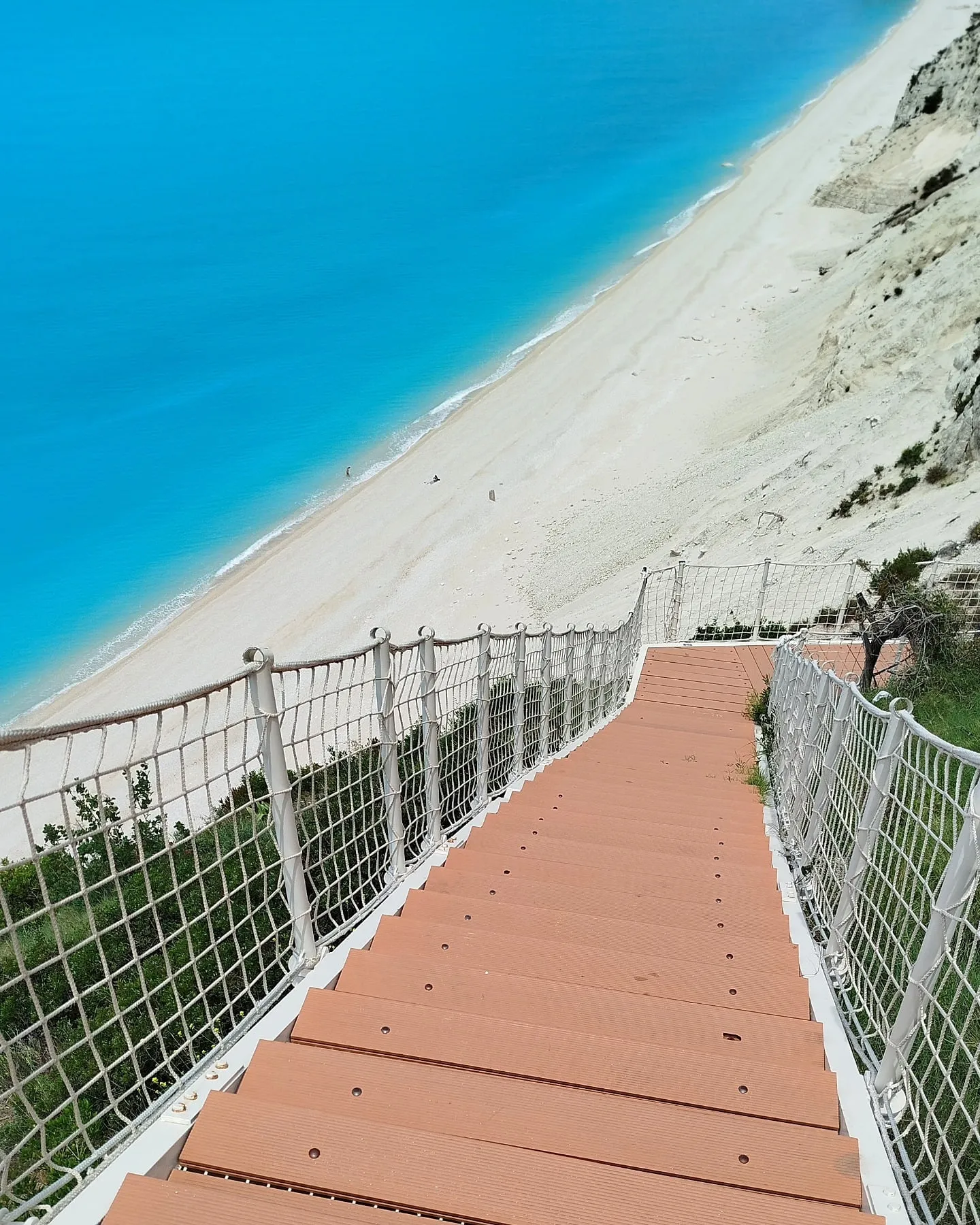Die neuen Treppen hinunter zum Egremni Beach
