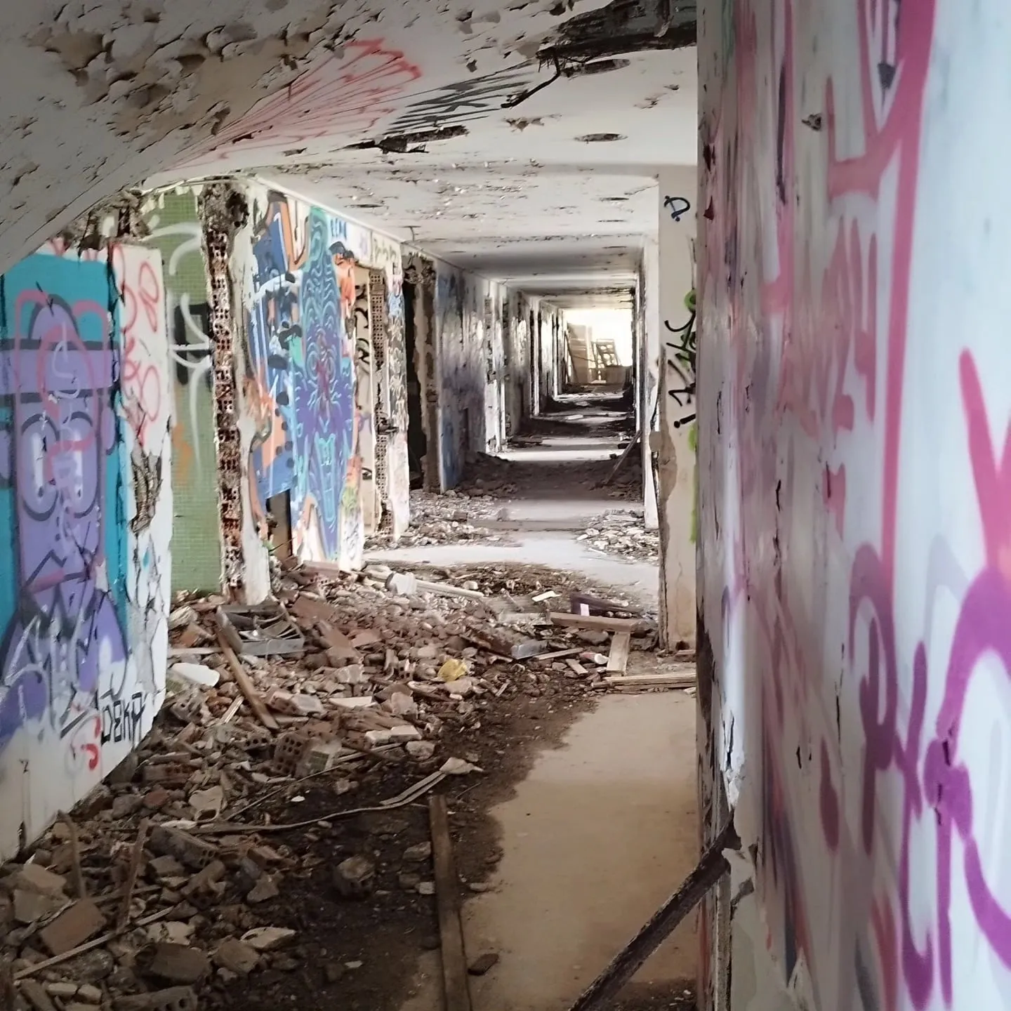 Graffiti-Flur im Lost Place