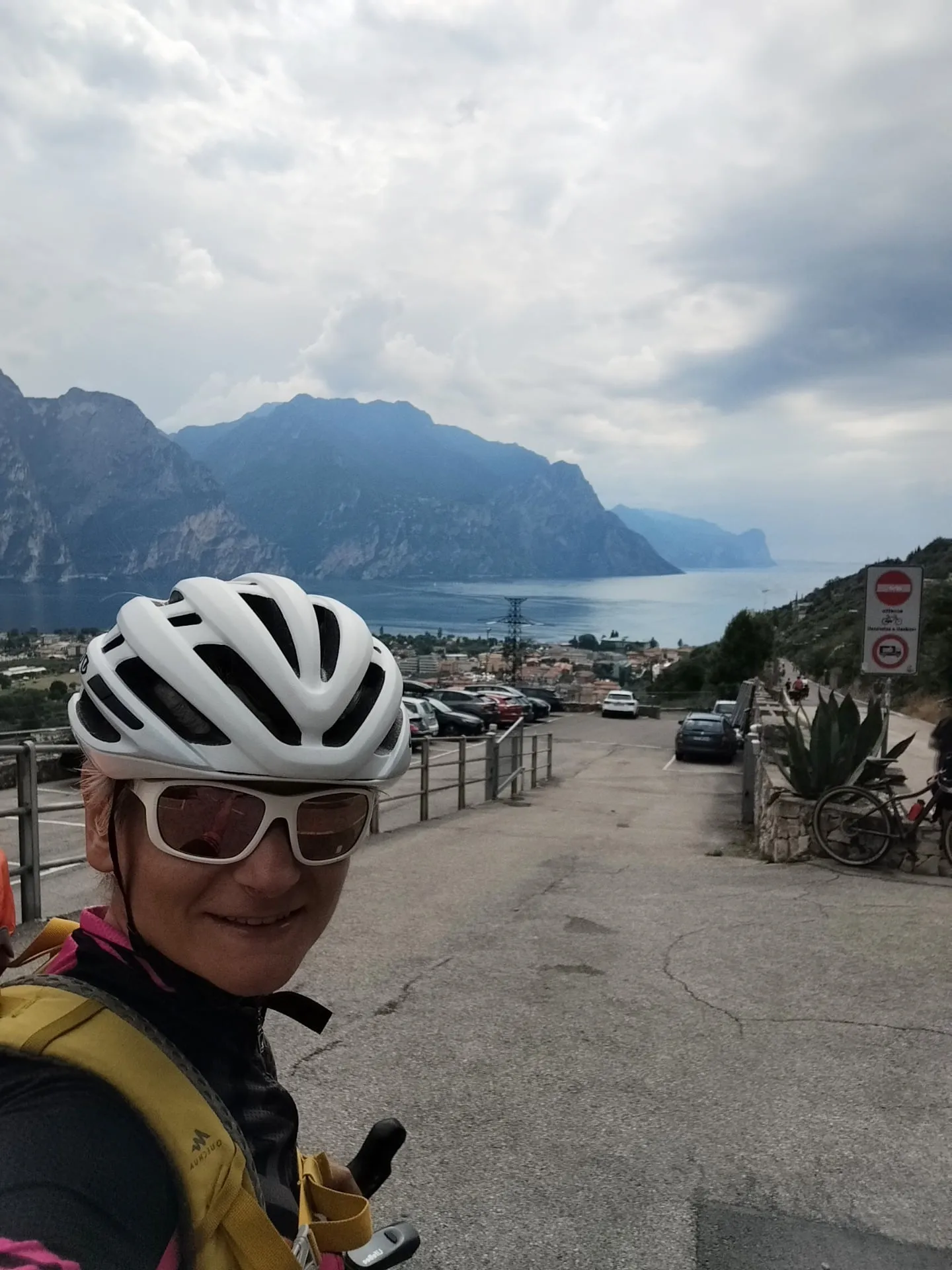 Edith mit Helm und Blick auf den Gardasee