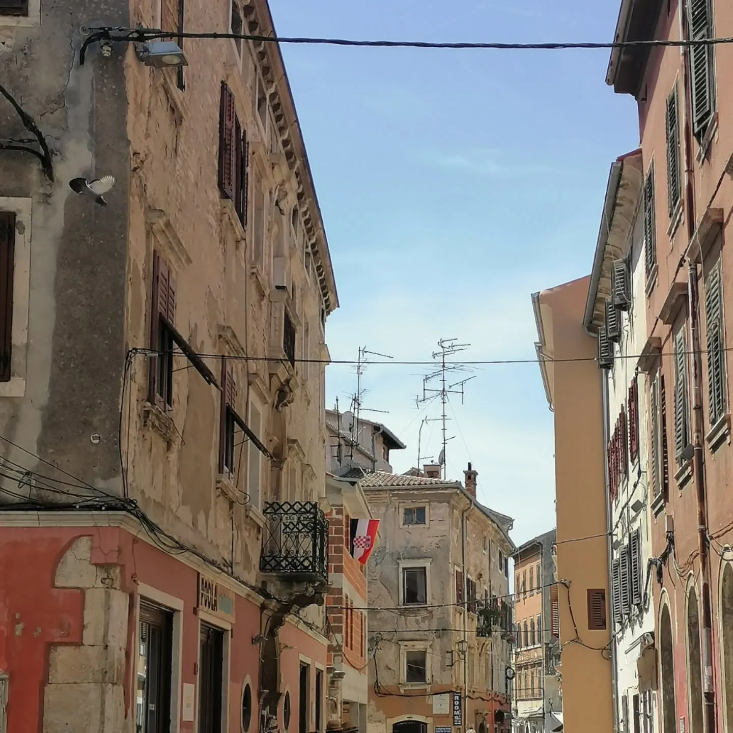 Enge Gasse in der Altstadt von Pula