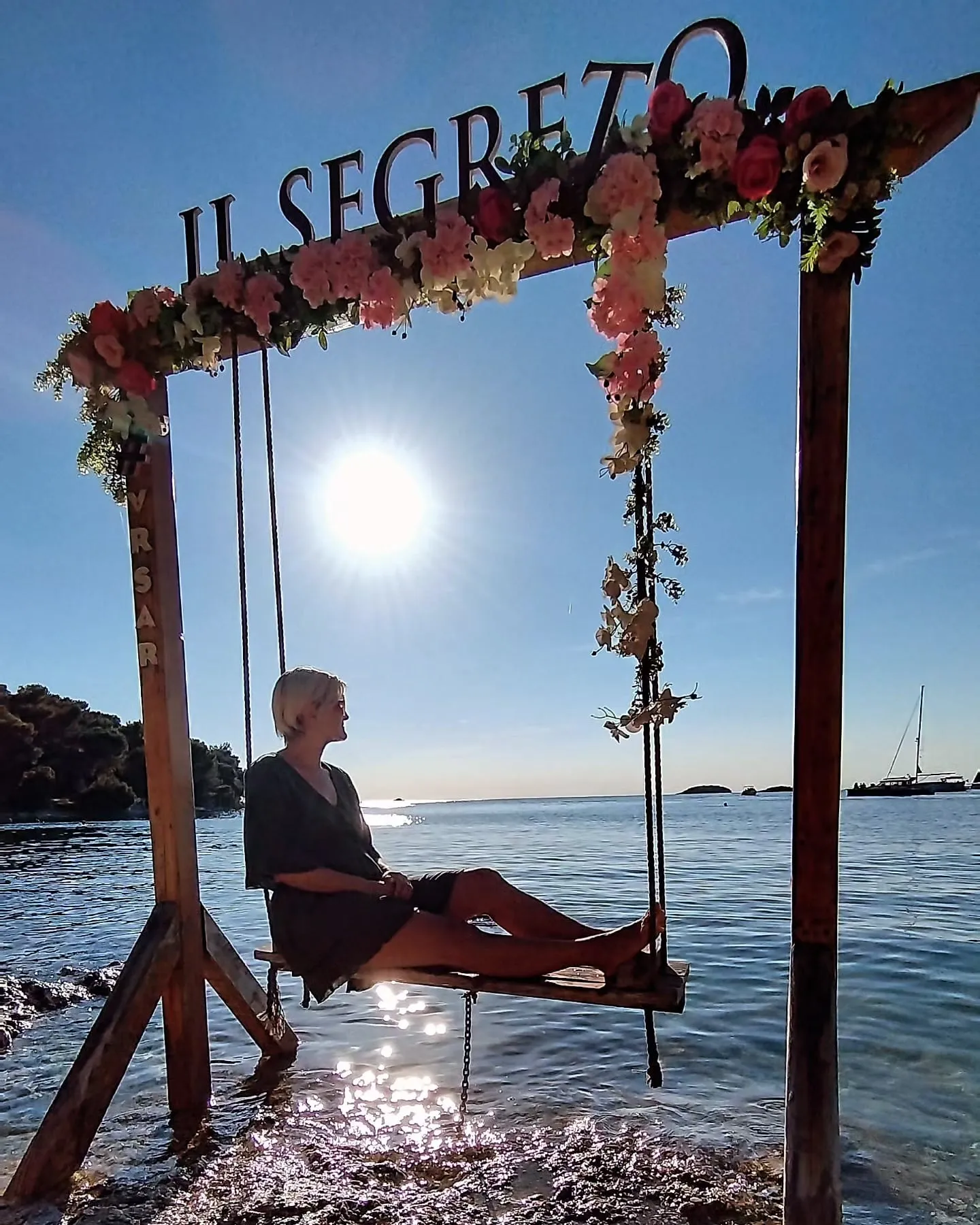 Edith auf einer Schaukel am Meer