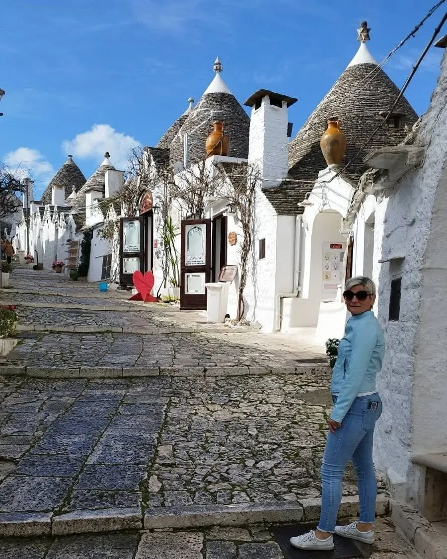 Edith in einer Gasse zwischen den Trulli von Alberobello