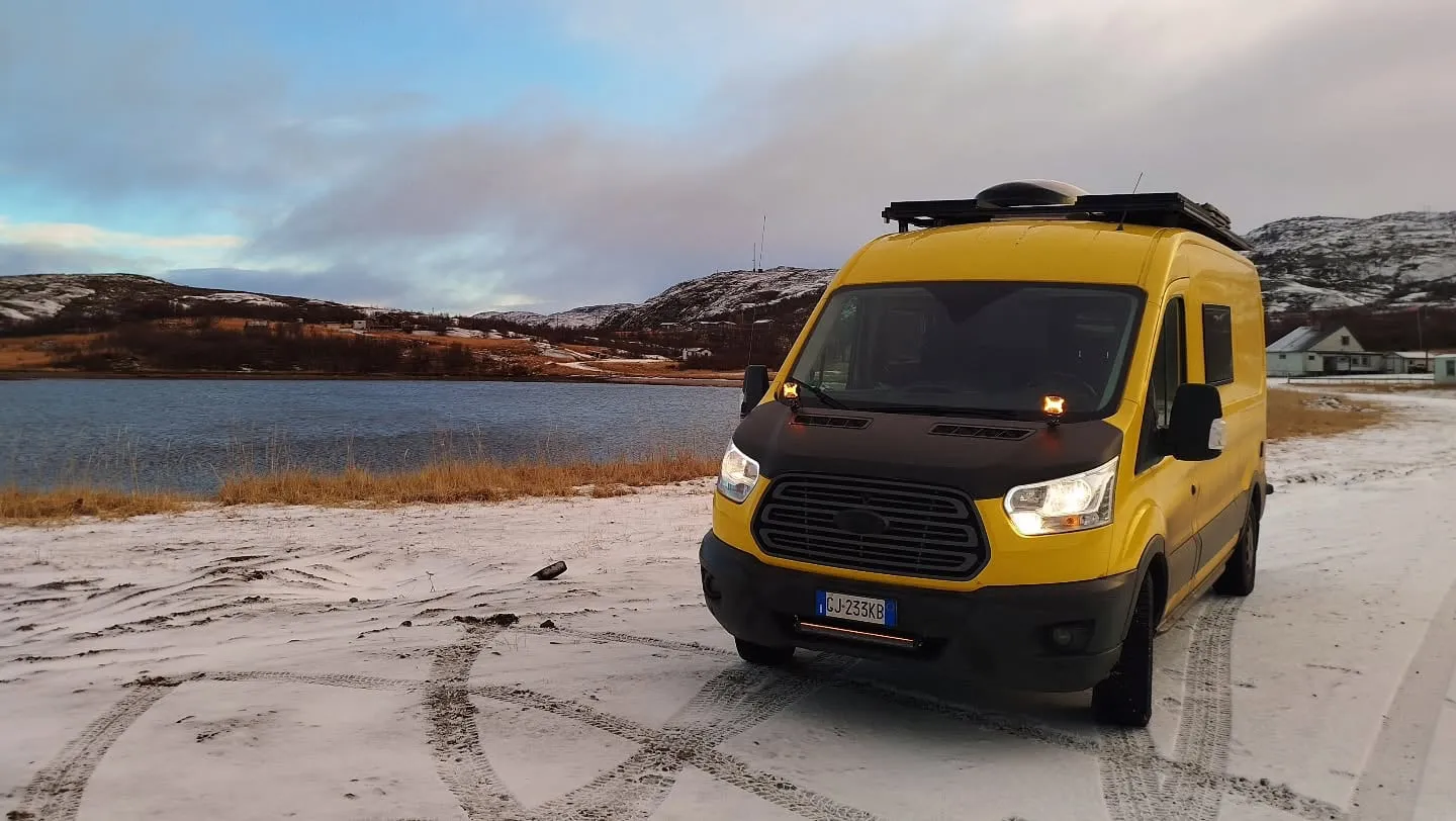 Der Van am Strand des Varangerfjords