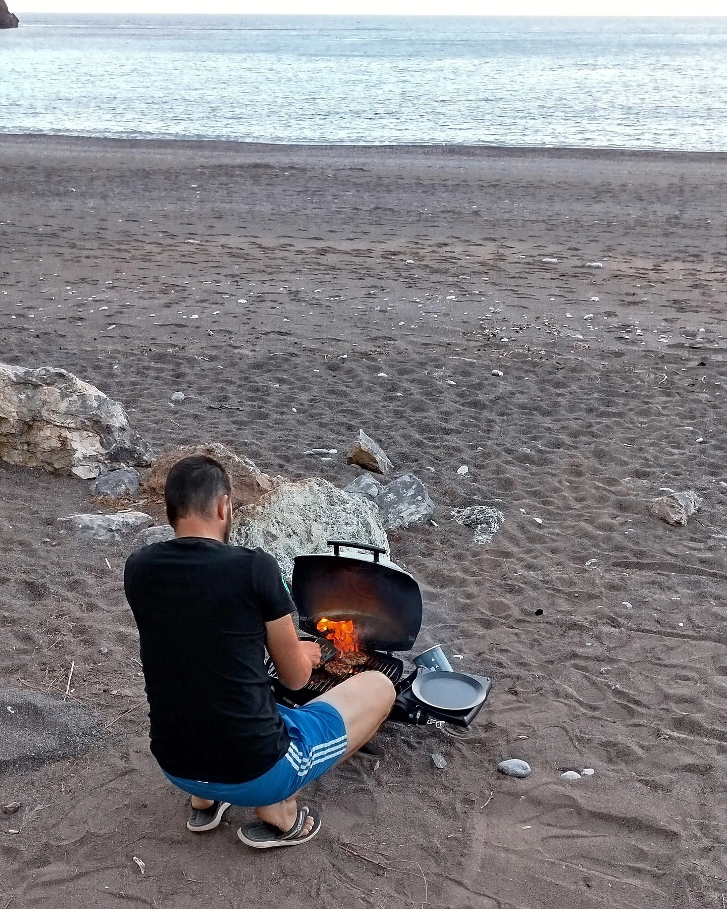 Manni grillt am Strand