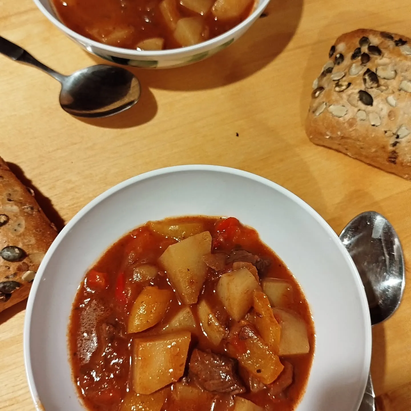 Selbst eingekochter Gulasch-Eintopf mit Brot