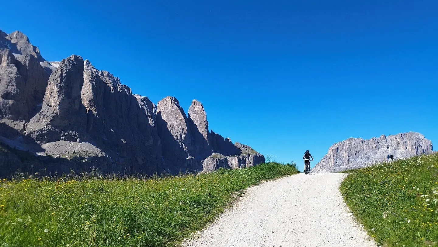 Schotterweg unter den Felstürmen