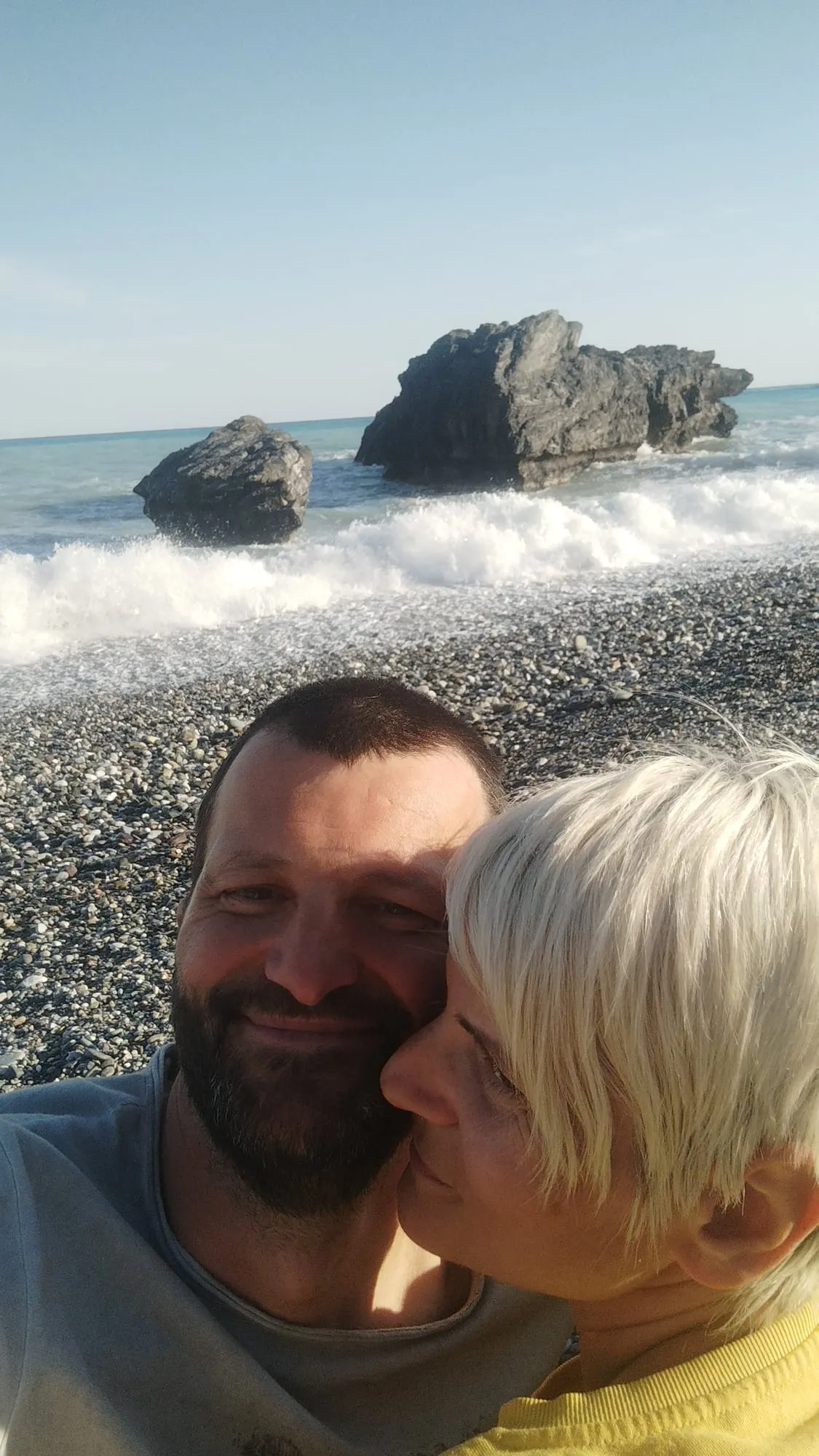 Am Kiesstrand in Griechenland