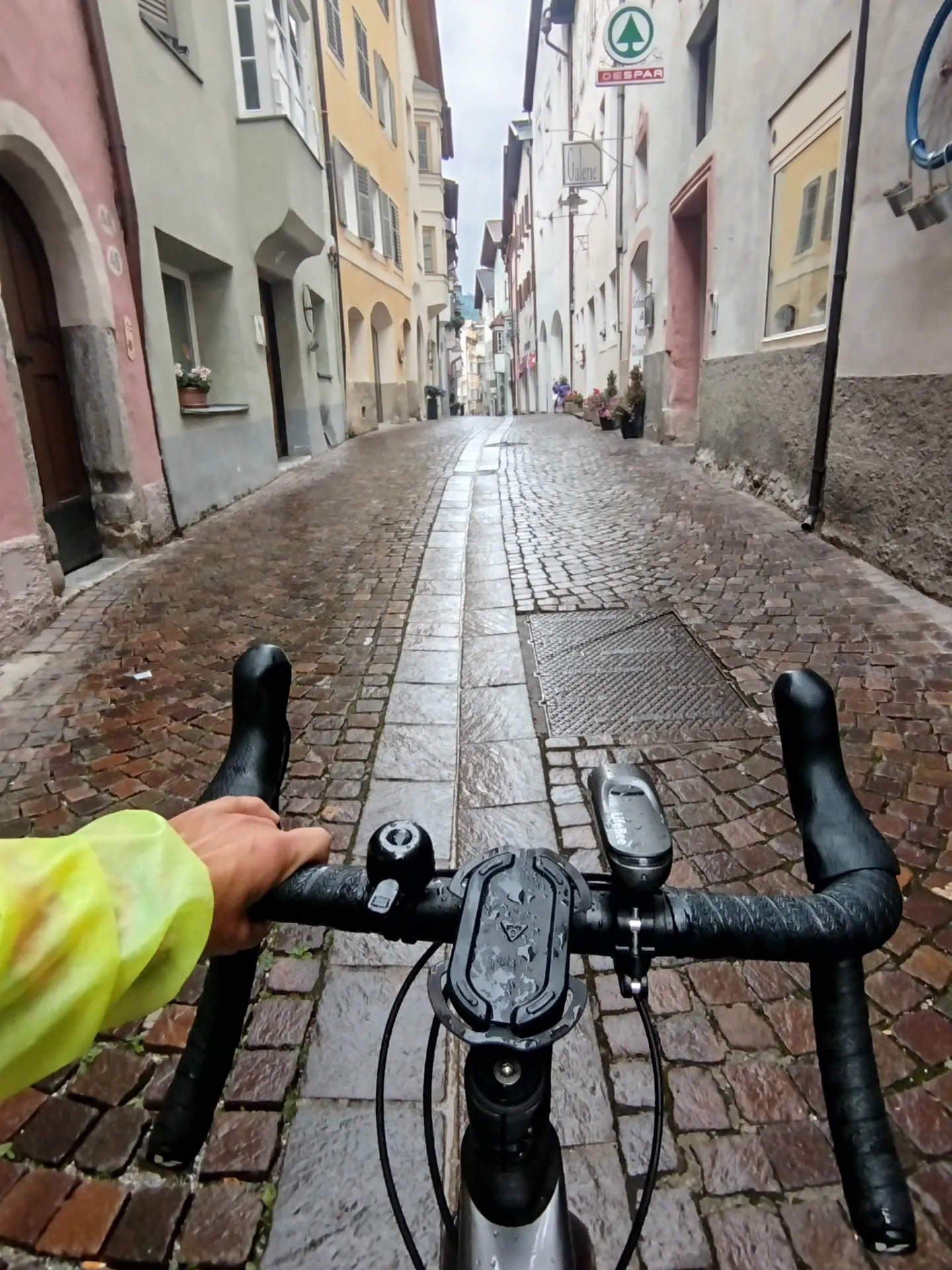 Mit dem Rad durch eine Altstadtgasse