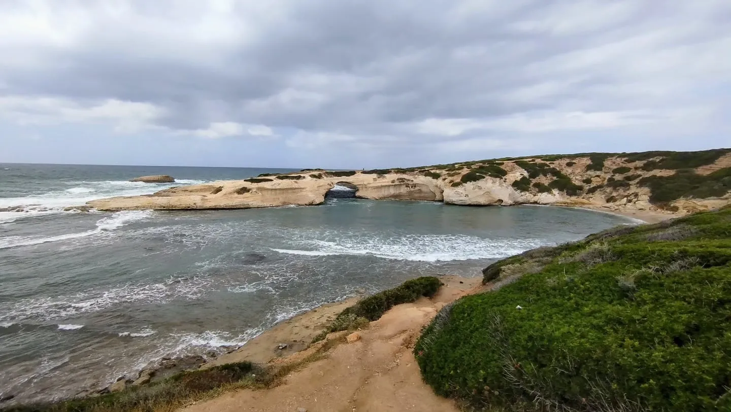 Felsbogen an der Westküste Sardiniens