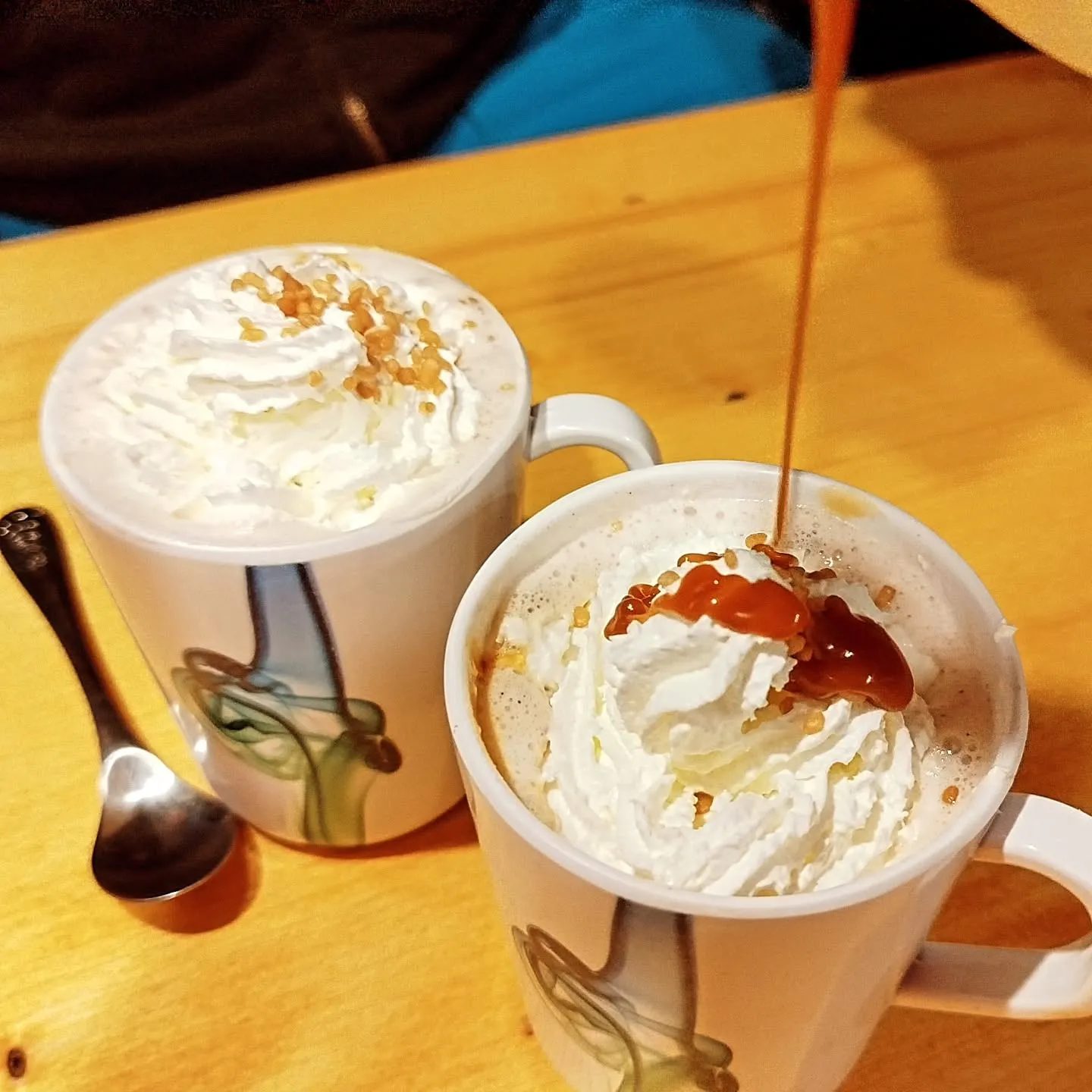 Heiße Schokolade mit Sahne und Karamell