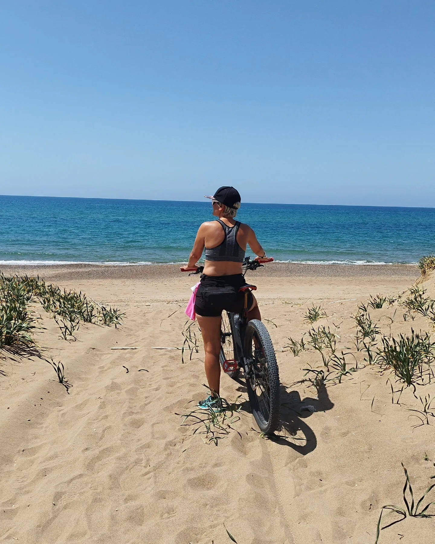 Edith mit dem Bike am Strand