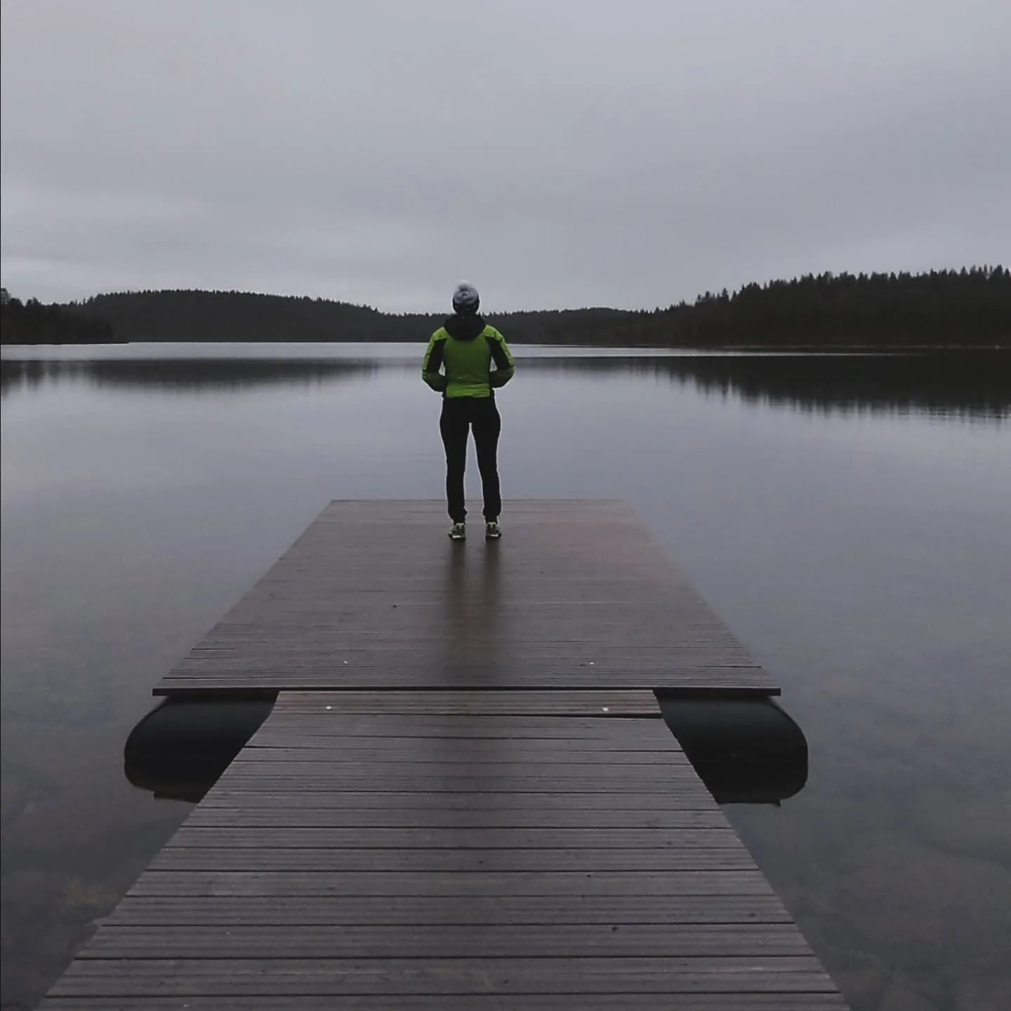 Steg auf einem See in Lappland