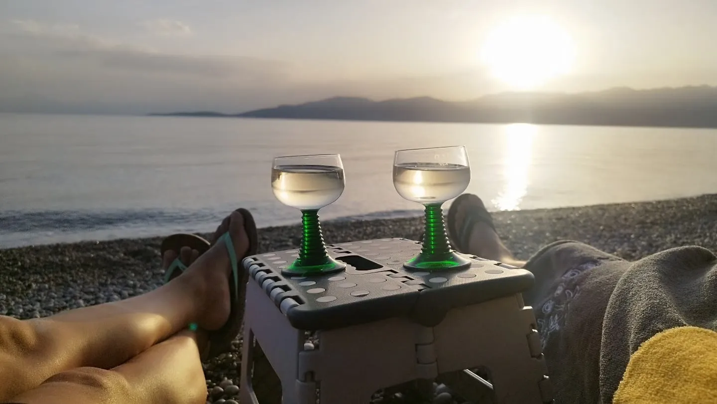 Weißwein im Abendlicht am Meer
