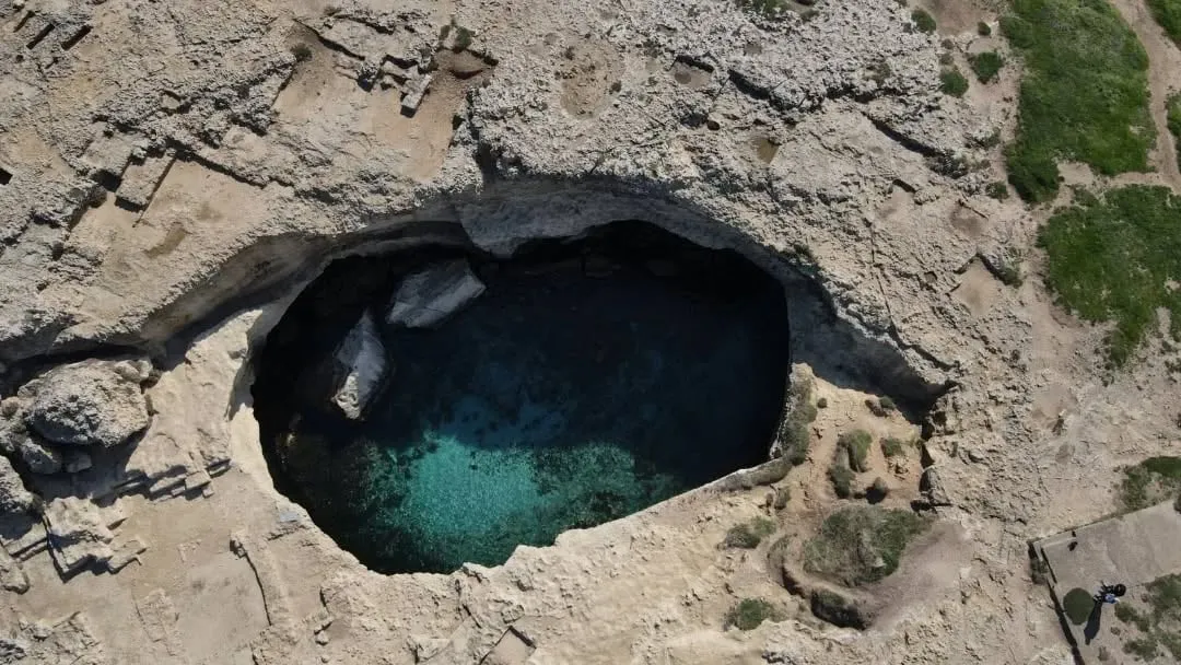 Die Grotta della Poesia, ein Naturbecken in den Felsen
