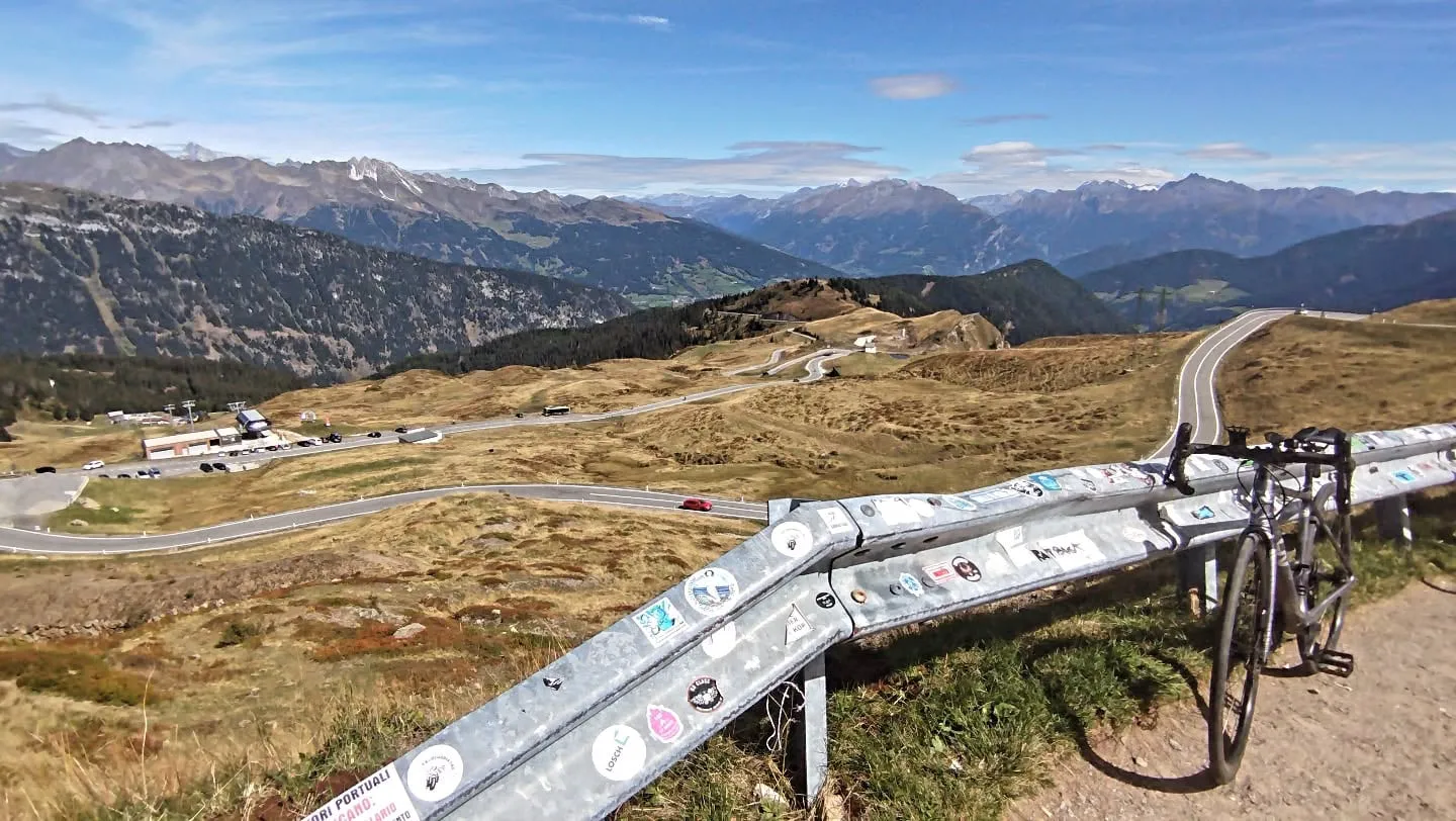 Blick über die Passstraße und die Berge