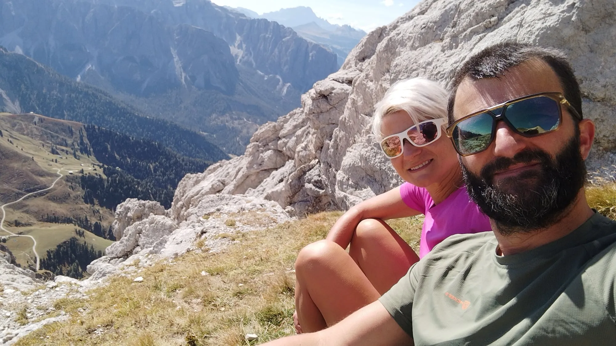 Manni und Edith machen Pause auf einem Felsen hoch über einem Tal