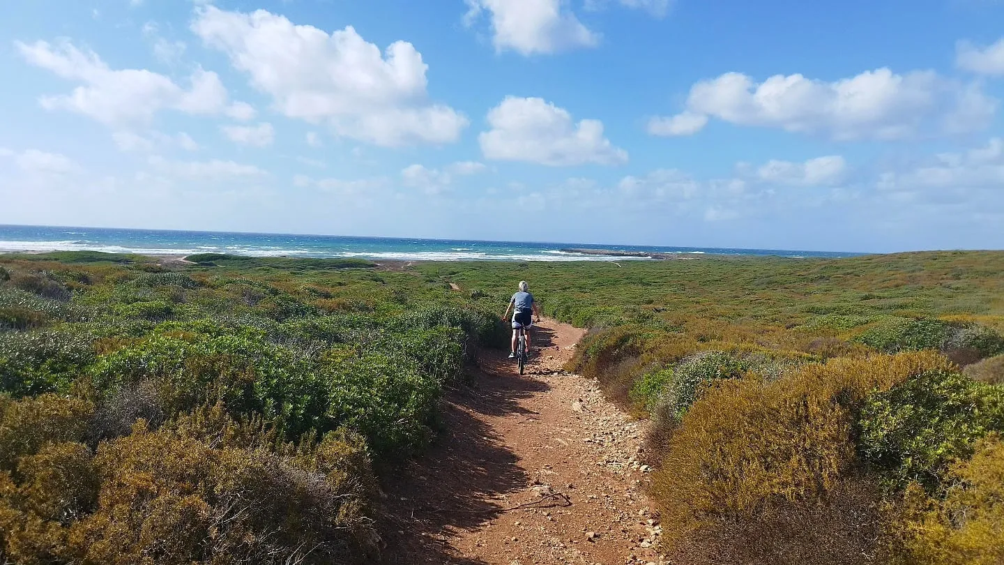 Mit dem Mountainbike über einen Küstenpfad