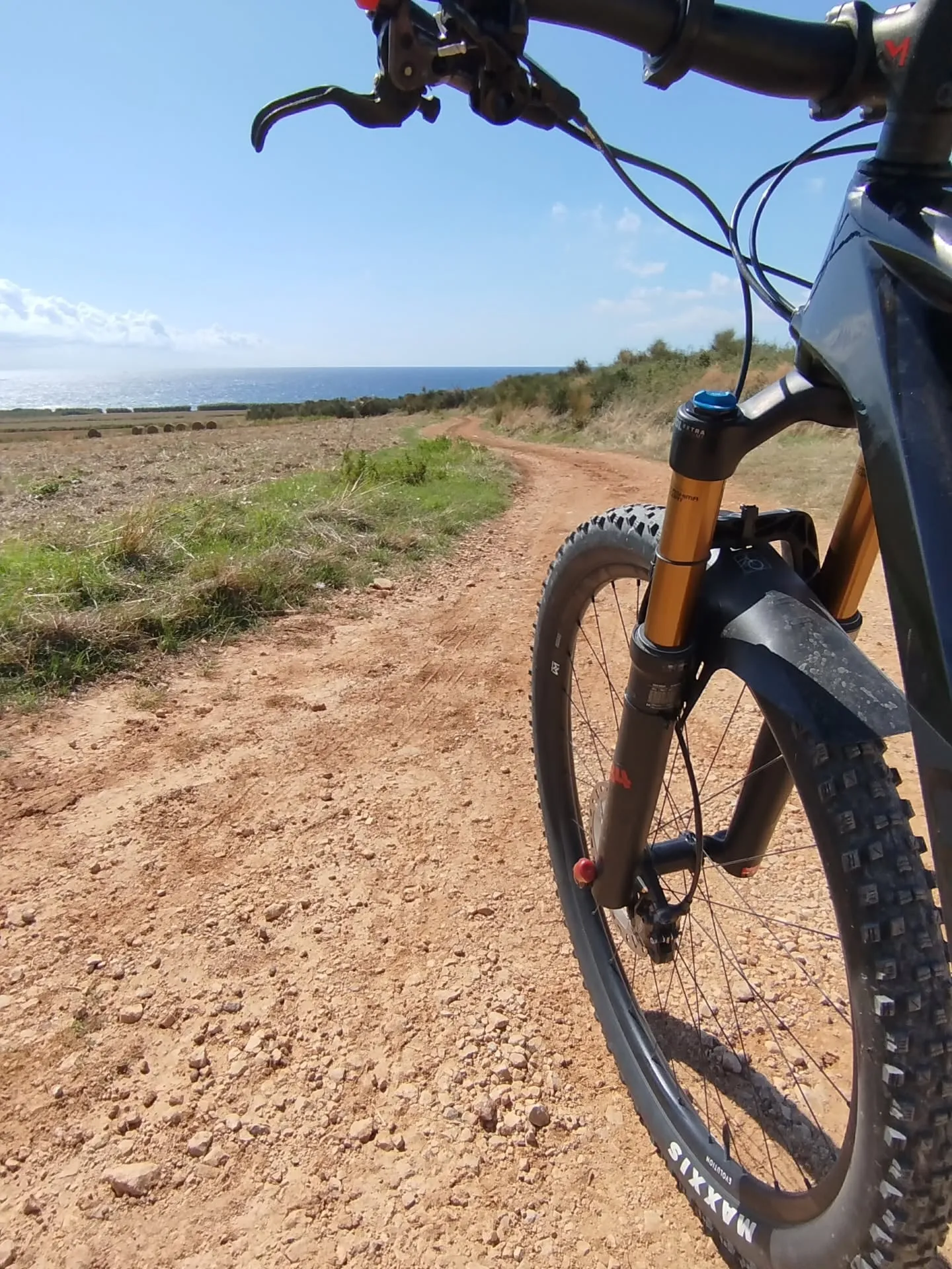 Mountainbike auf dem Küstenpfad am Kap Kamenjak