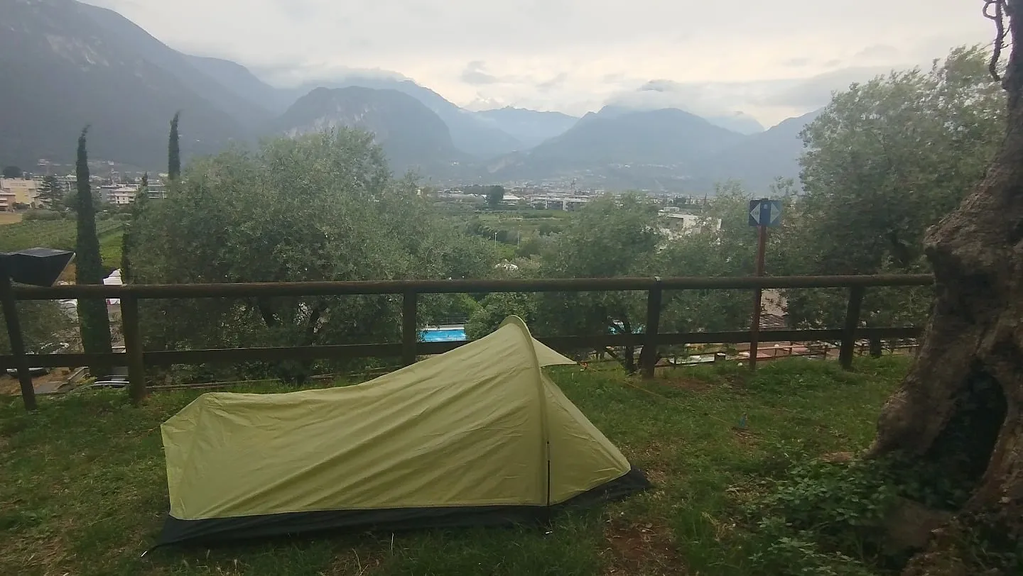 Kleines Zelt auf dem Campingplatz bei Torbole