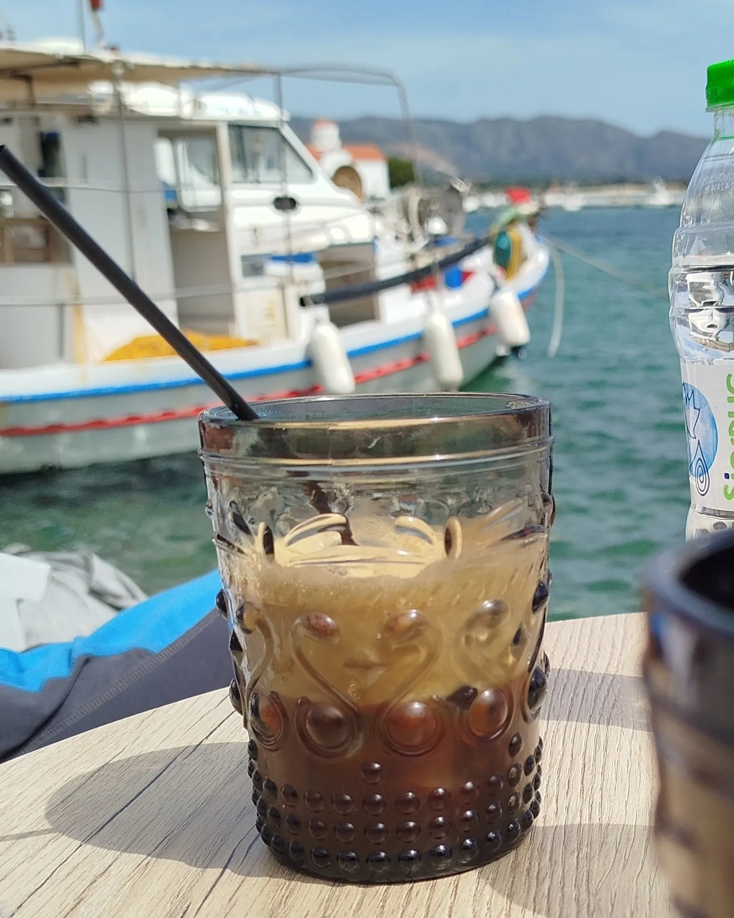 Espresso freddo am Hafen