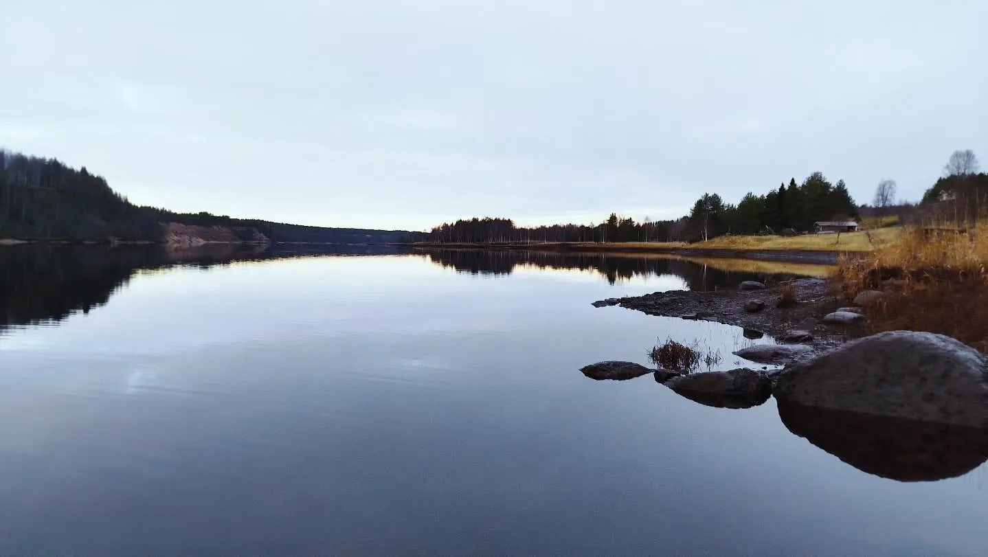 Ruhiger See in Lappland in der Dämmerung