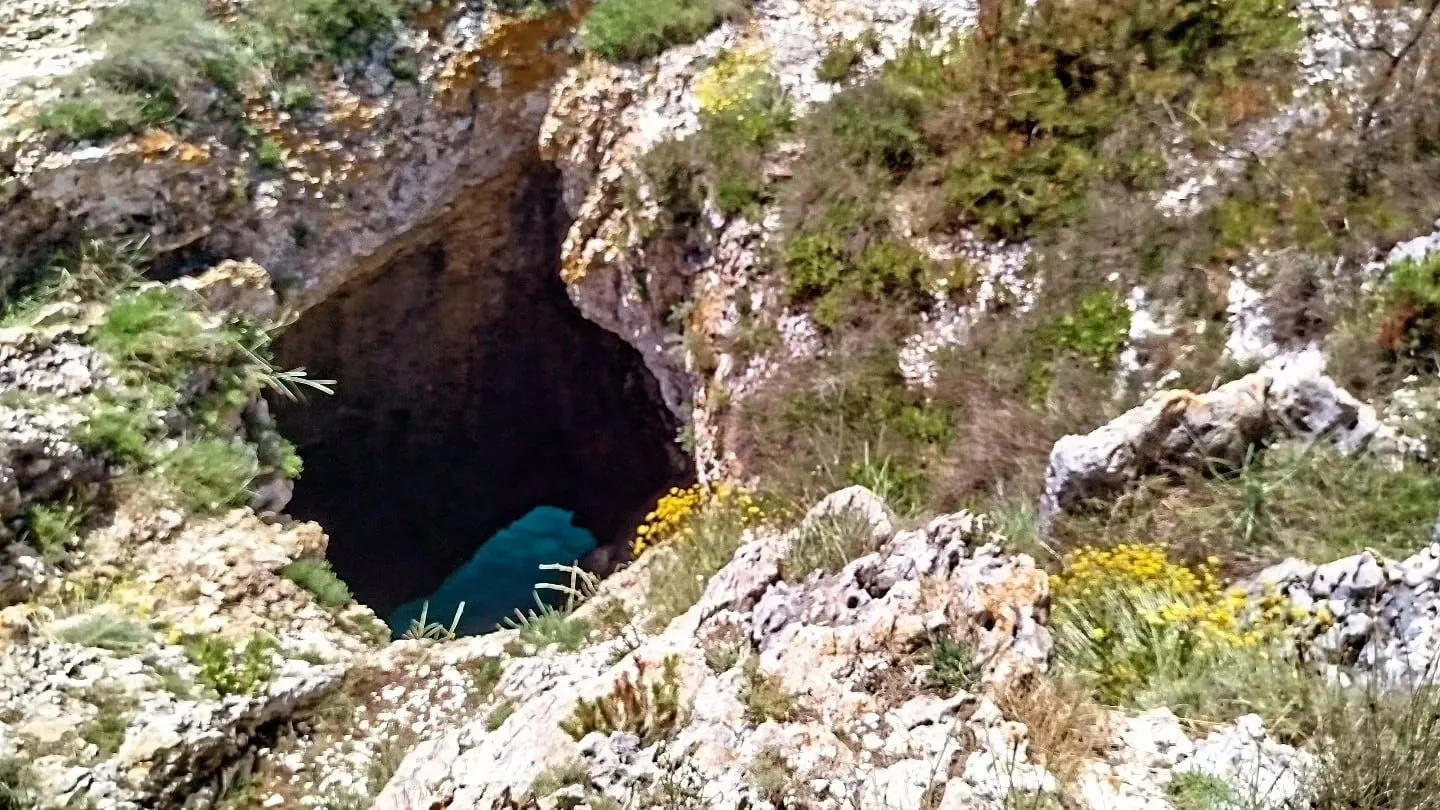 Felsspalte mit türkisem Wasser am Kap Kamenjak