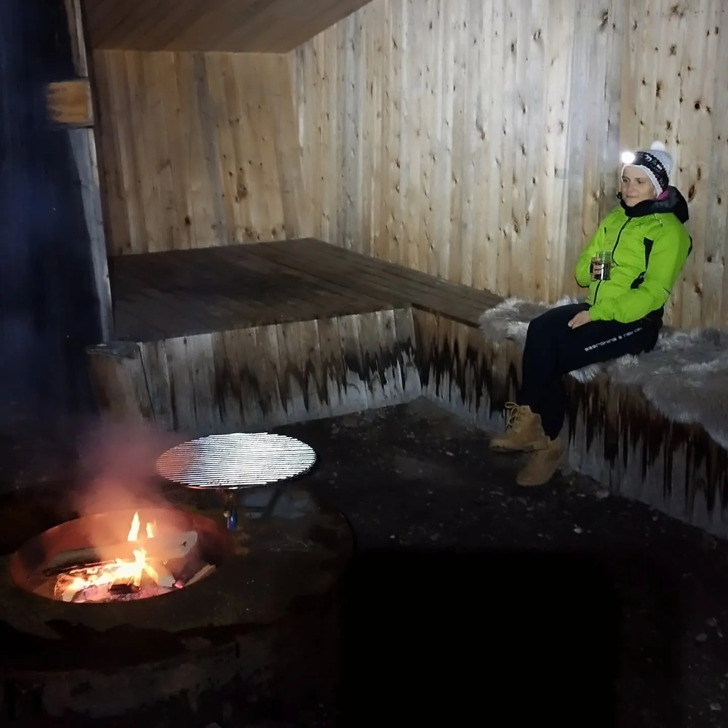 Edith im Shelter am Feuer