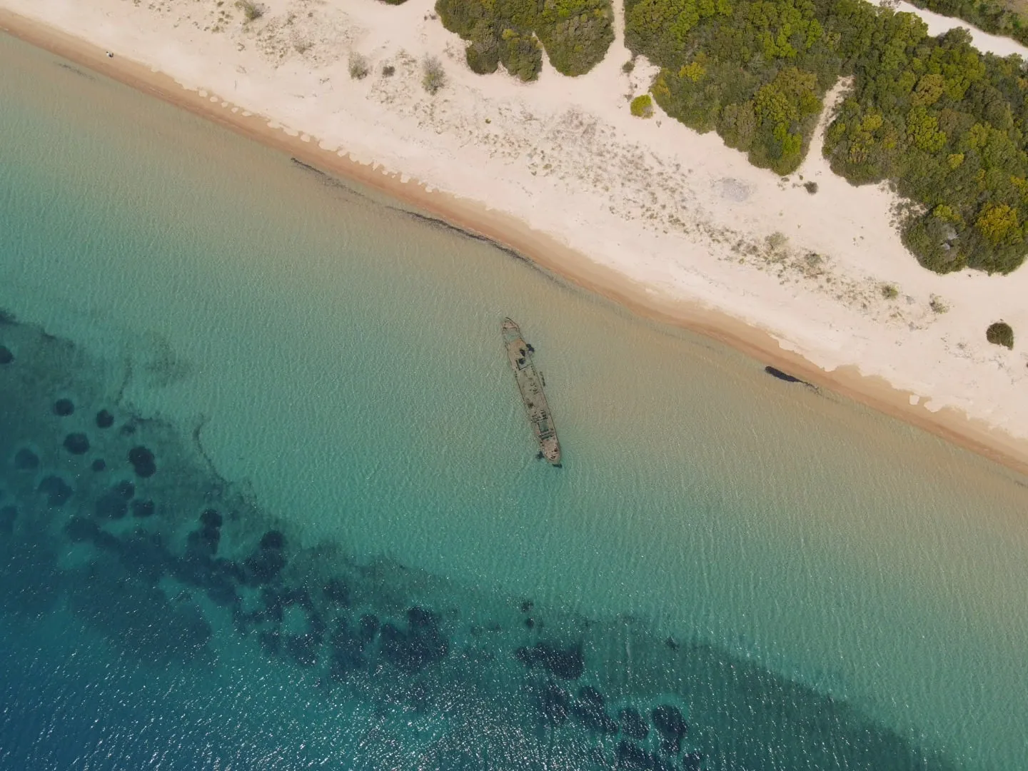 Drohnenblick auf das Schiffswrack am Divari Beach