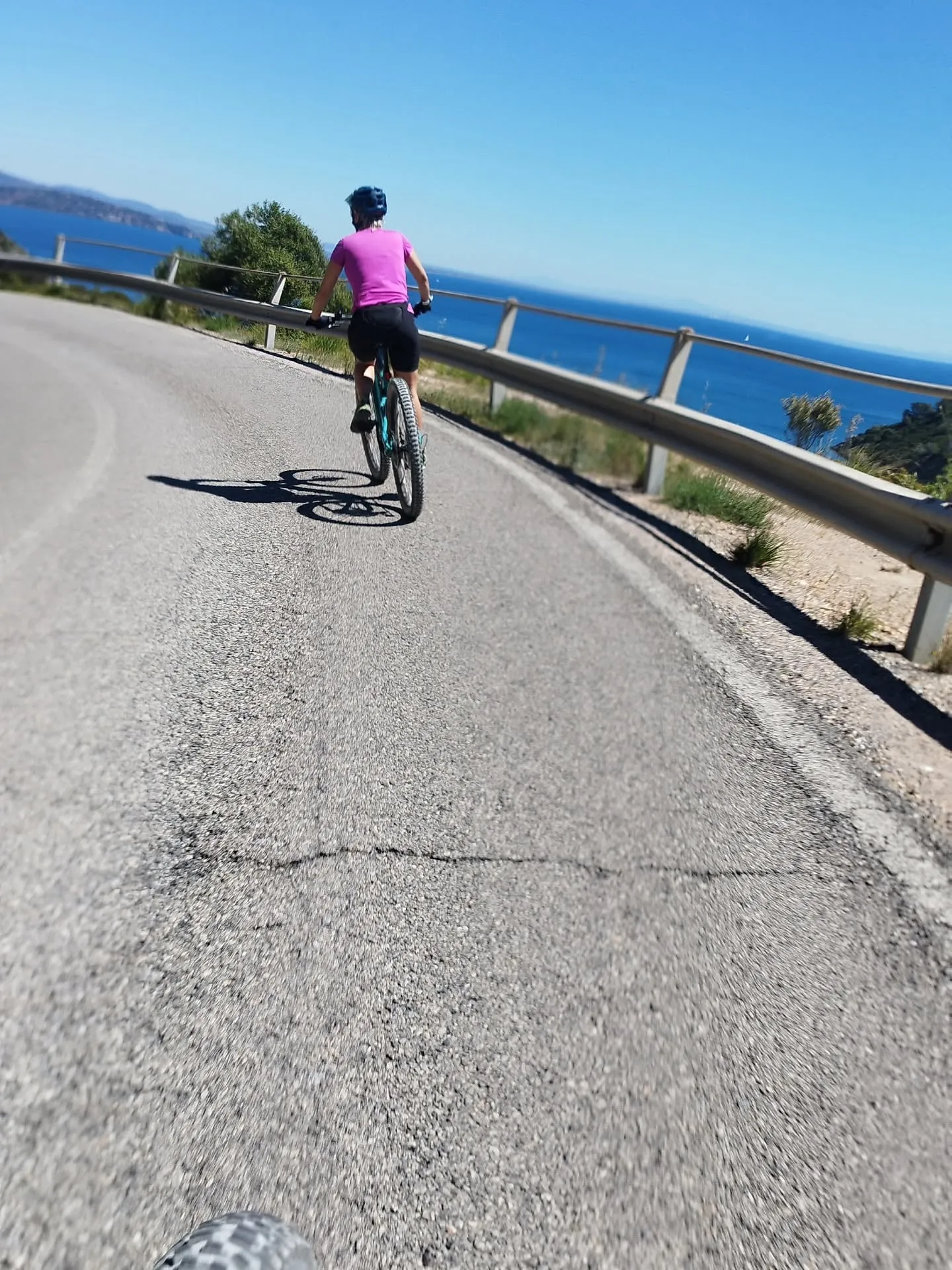Edith auf der Küstenstraße der Strada Panoramica