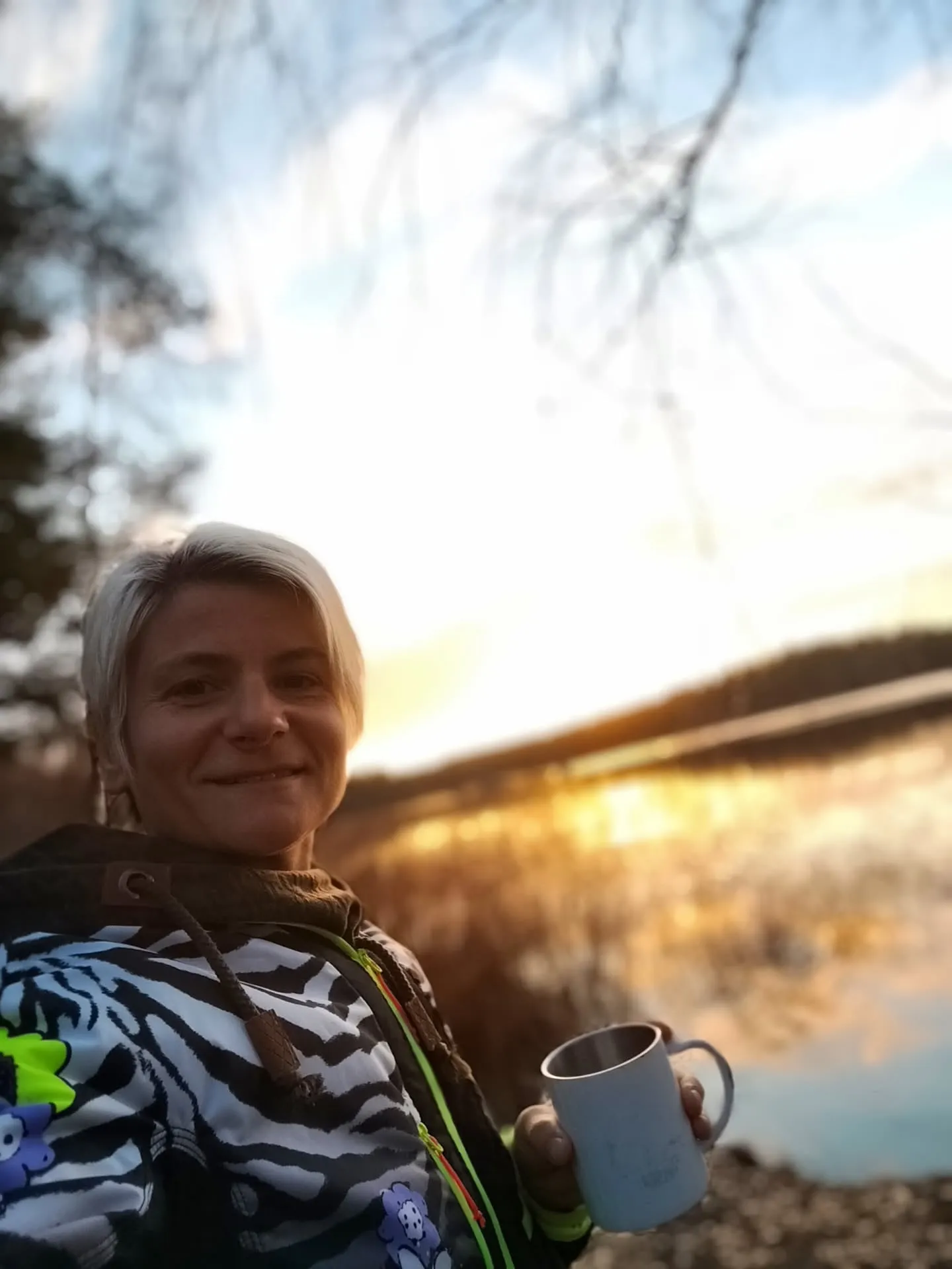 Edith mit Kaffeetasse im Sonnenaufgang