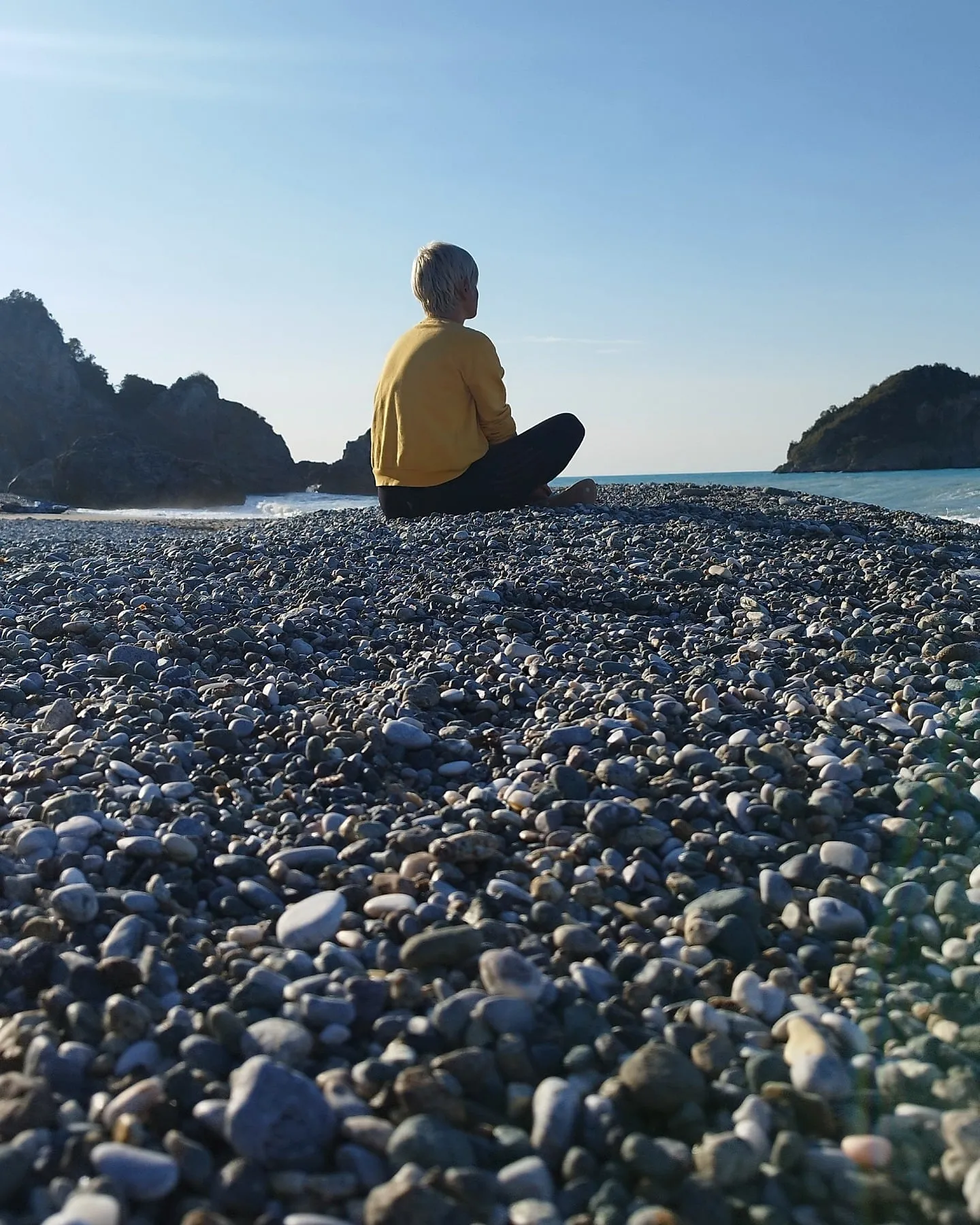 Edith auf den Kieseln am Meer