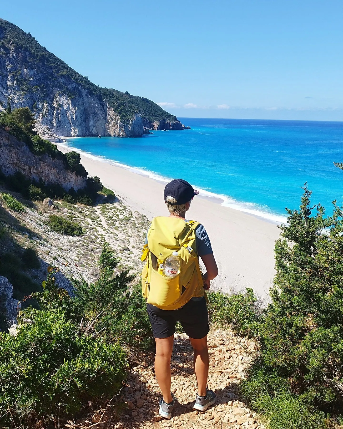 Edith auf dem Wanderweg nach Milos