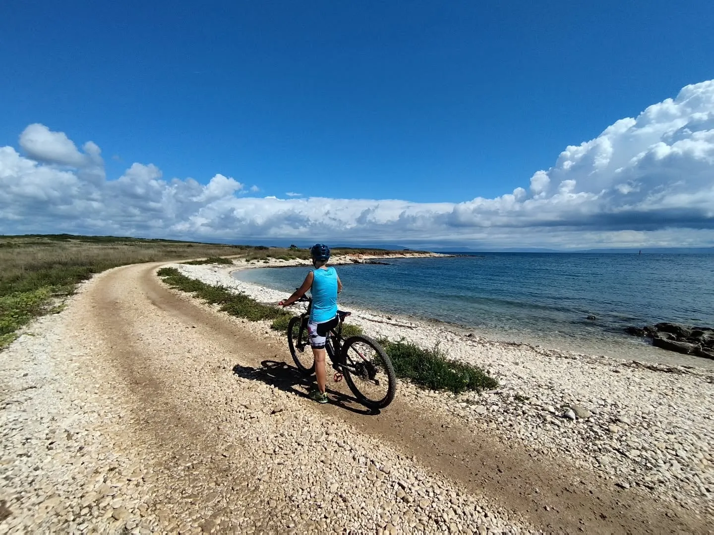 Edith auf dem Küstenweg am Meer