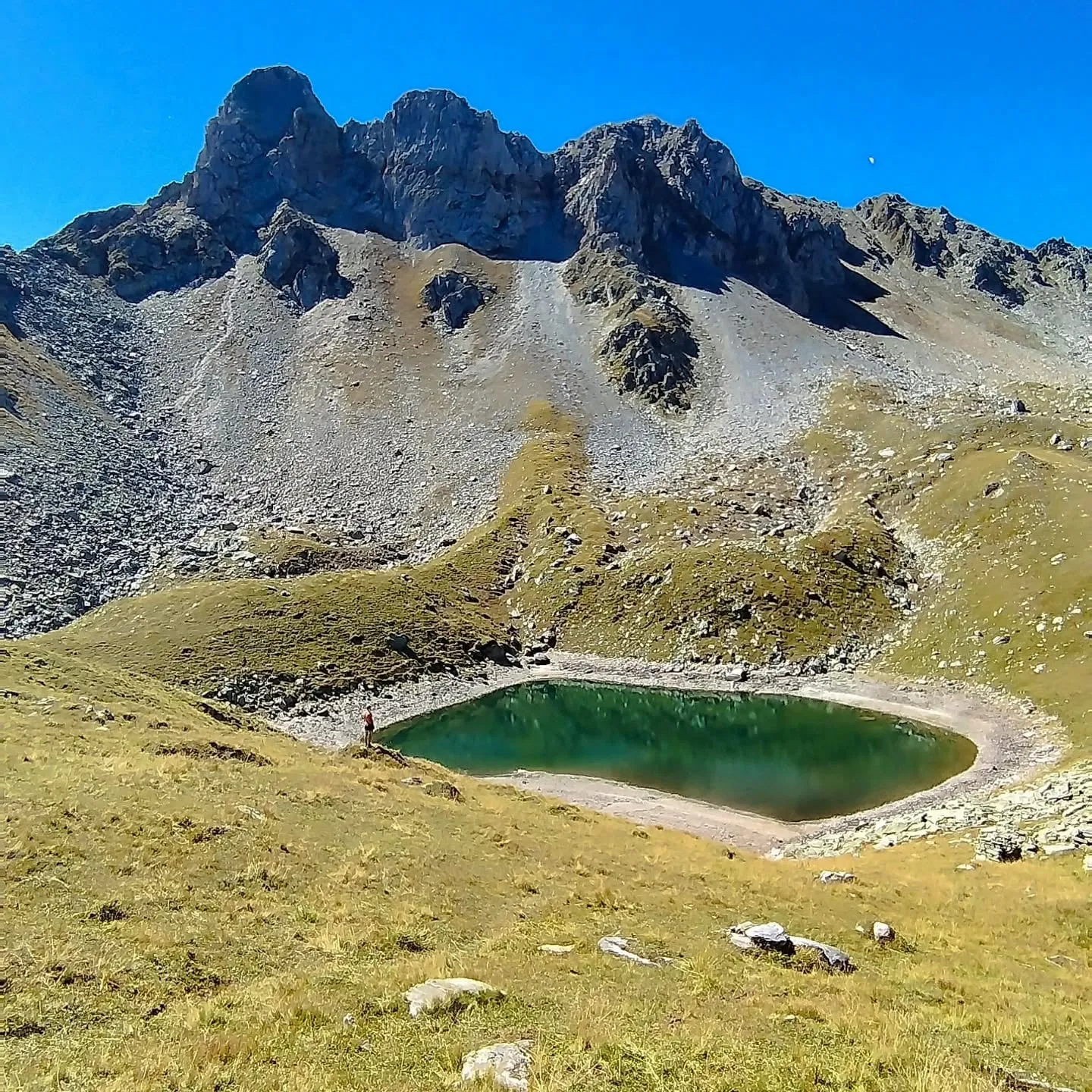 Ein kleiner Bergsee zwischen Gipfeln